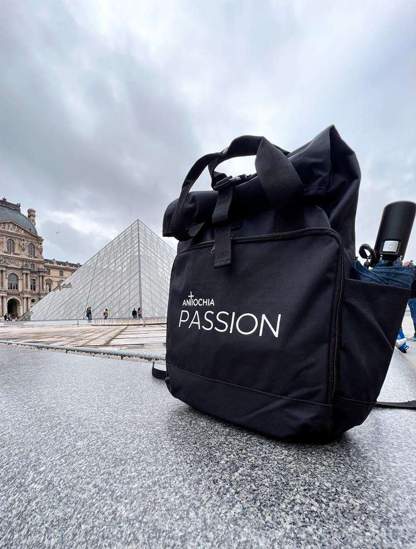 Rucksack - "Passion" 2 Großer schwarzer Rucksack vor dem Louvre in Paris, ideal für christliche Marken, Passion, Glaube.