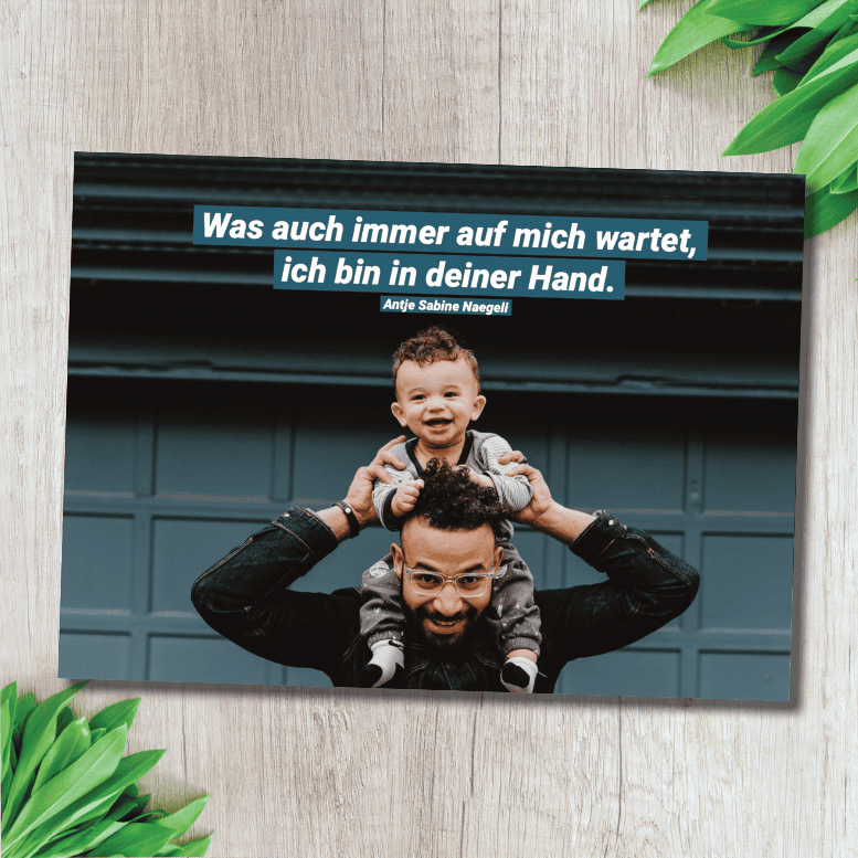Postkarte - In deiner Hand 1 Freude mit Kind, christliches Familienbild, positive Botschaft, christliche Gemeinschaft, Glaube und Familie.