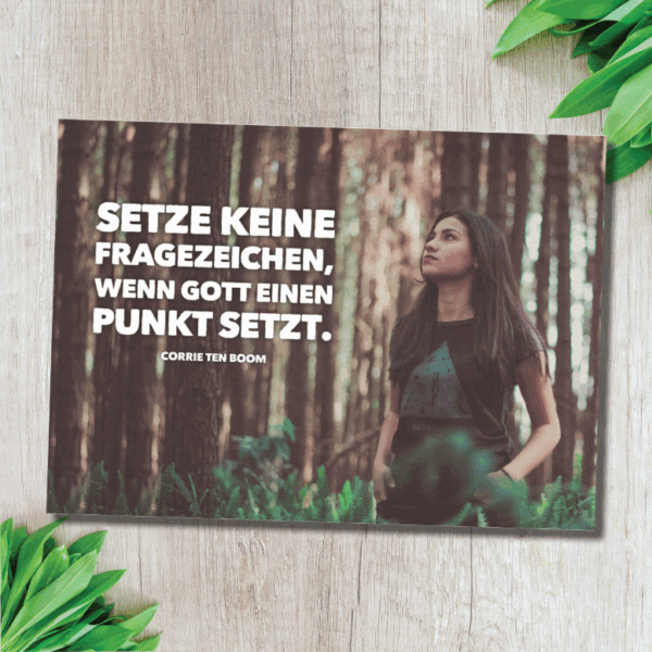 Inspirierende christliche Lebensweisheit auf Holz natur Hintergrund.