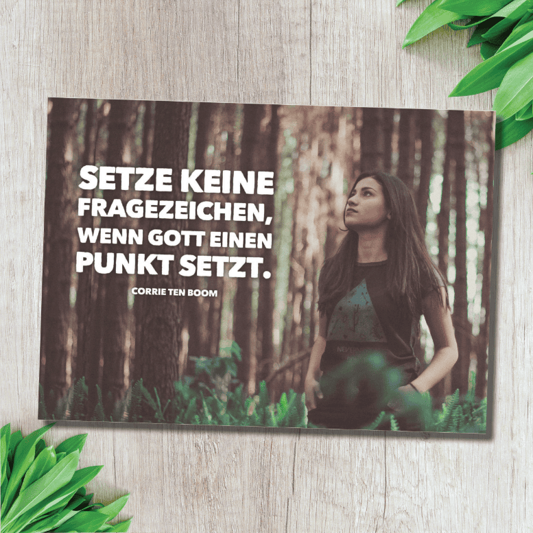 Postkarte - Setze kein Fragezeichen 1 Inspirierende christliche Lebensweisheit auf Holz natur Hintergrund.