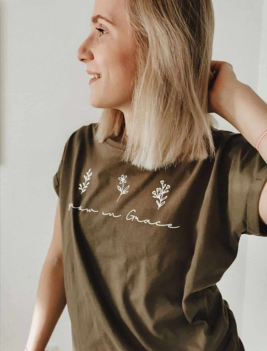 GROW IN GRACE - Shirt 8 Natürlich, hier sind die SEO-optimierten Texte für das Bild:.