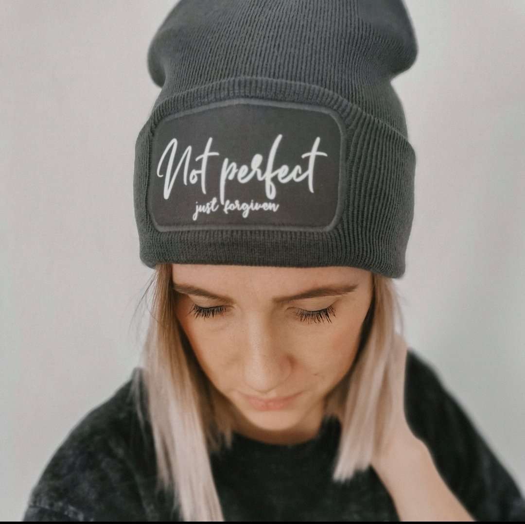 Beanie 'not perfect - just forgiven' 1 - Beanie mit inspirierendem Spruch "Not perfect, just forgiven" für Christen.