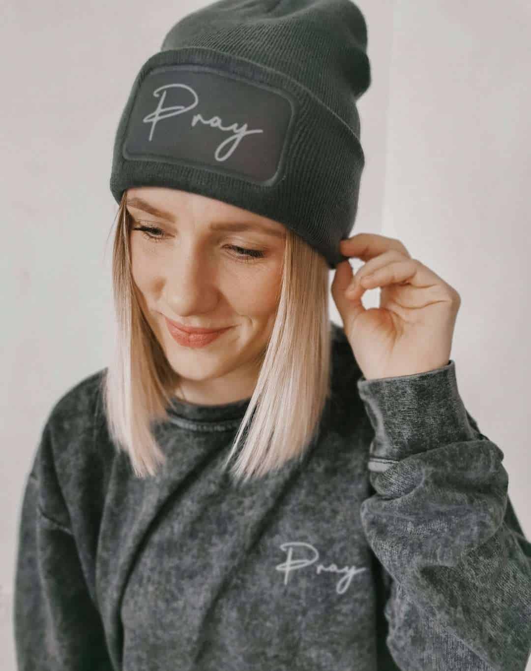 Stylische christliche Mütze mit "Pray"-Logo, ideal für Glaubens-Accessoires.