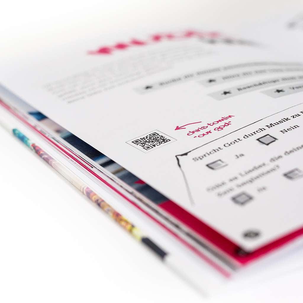 Stille Zeit Workbook 5 QR-Code auf christlicher Infobroschüre für spirituelle Inhalte, QR-Code scannen, entdecken, Glauben, Gottesdienst.