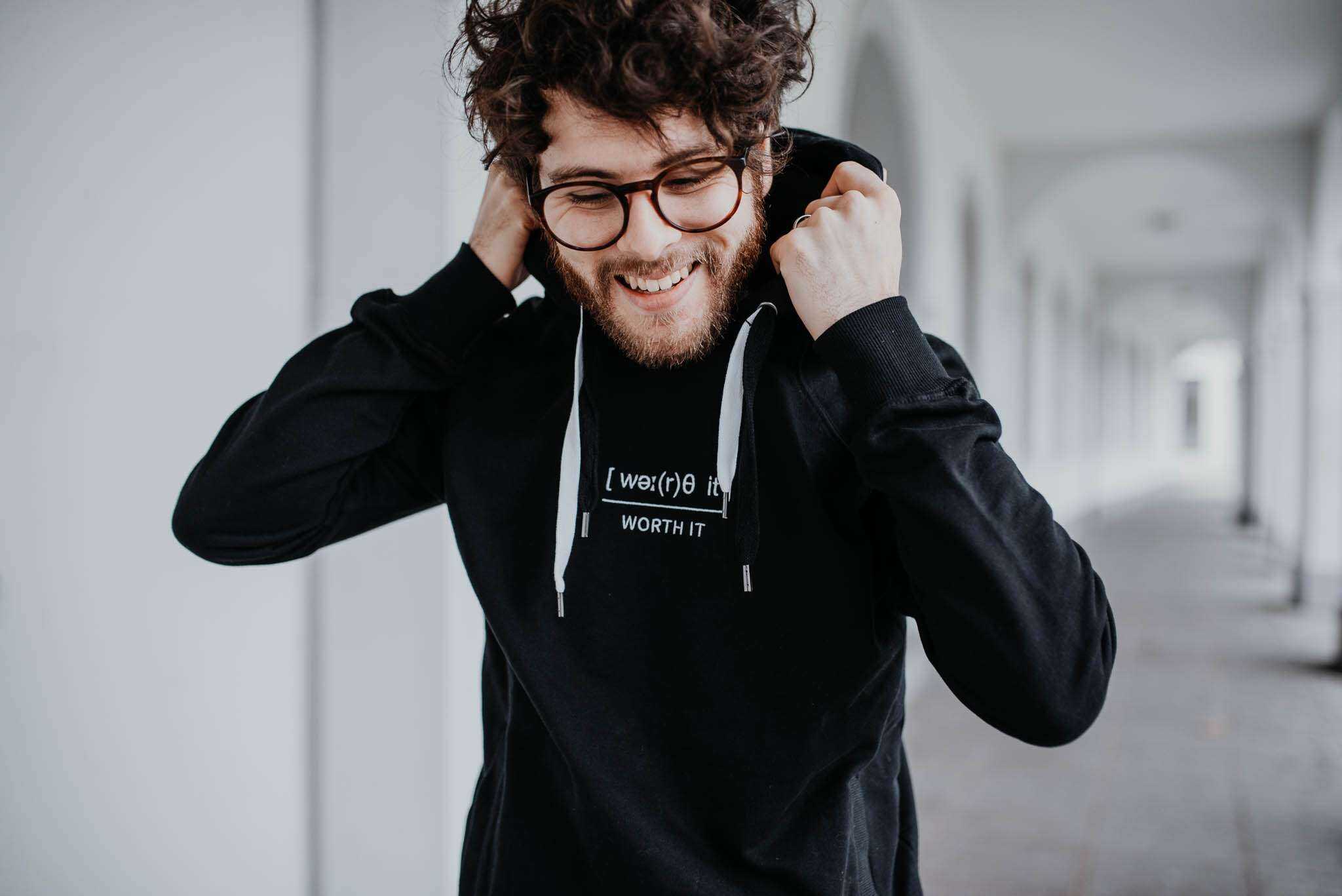 Lebensfreude, christliche Mode, moderner junger Mann, christliche Lifestyle, Fahrradfahrer, Christlicher Glaube, junge Menschen, Streetstyle, christliche Botschaft.