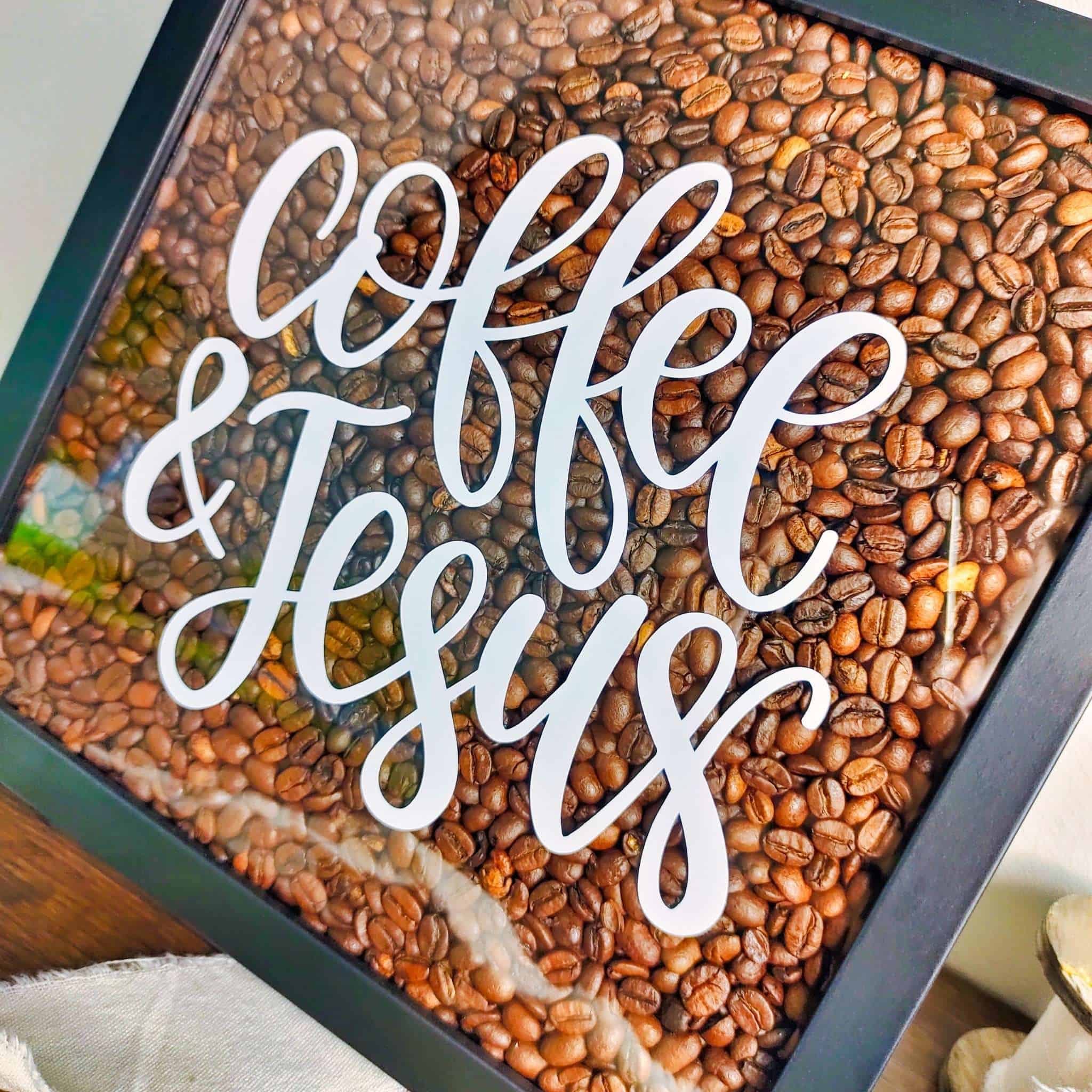 Coffee and Jesus - Shadowbox 2 Frischer Kaffee im Verkaufsautomat mit christlichem Zitat "Golle & Uc Hesk" auf Glasfront, Kaffee-Box.
