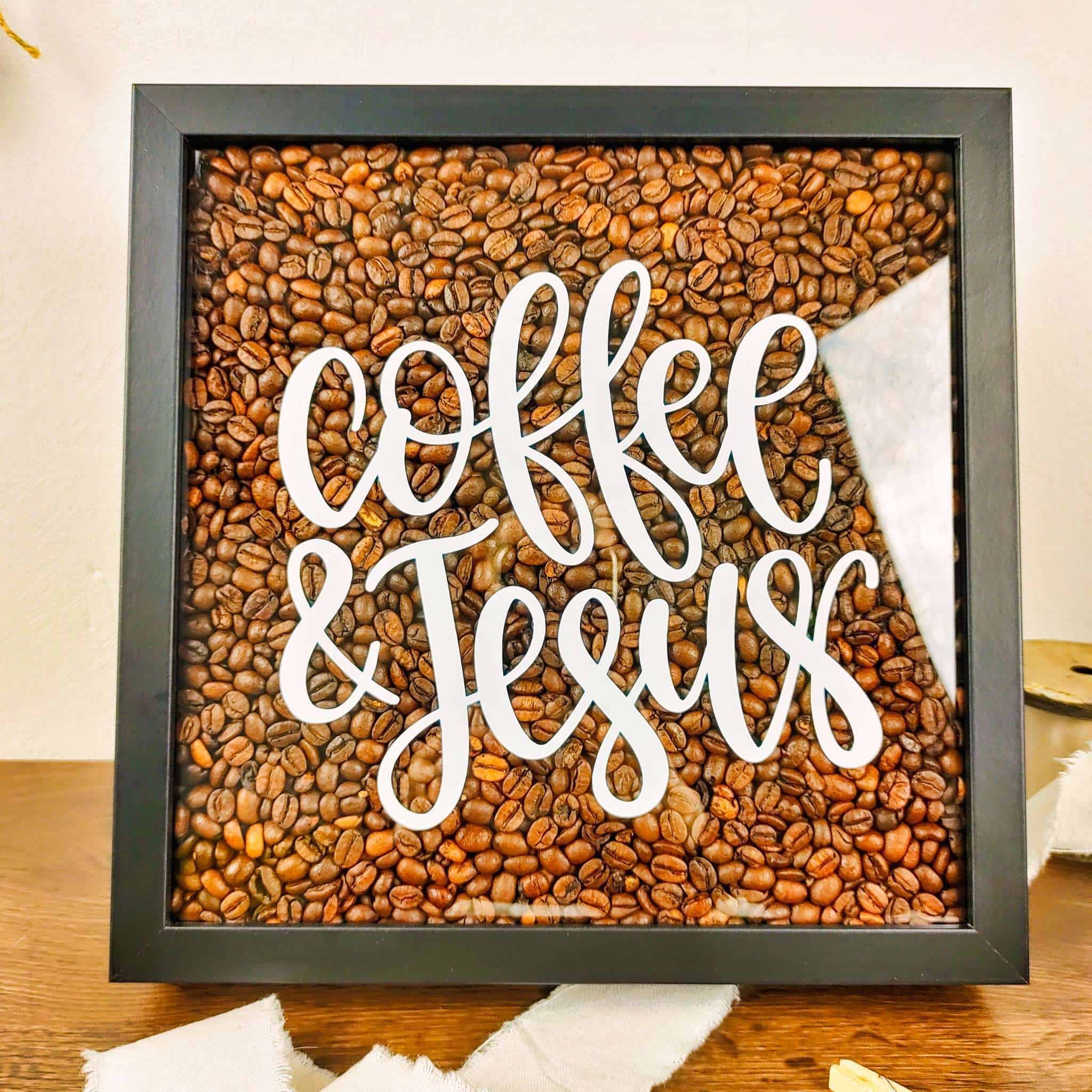 Coffee and Jesus - Shadowbox 4 Gebet- und Evangelien-Schriftzug auf Kaffeebohnen, christliche Dekoration, handgemachte Geschenkidee.