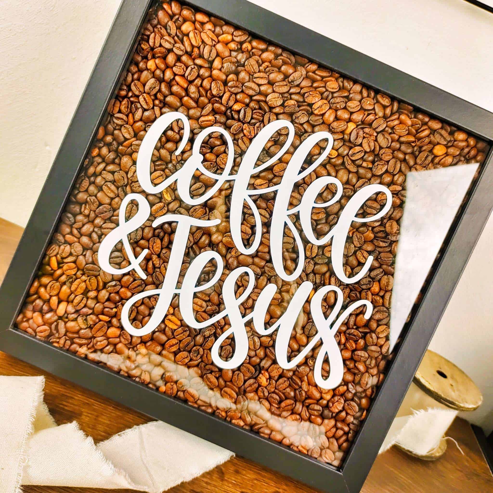 Coffee and Jesus - Shadowbox 1 Kaffeebohnen Wandbild mit Jesus Schriftzug, christliches Dekor, religiöse Wandkunst, Geschenkidee.