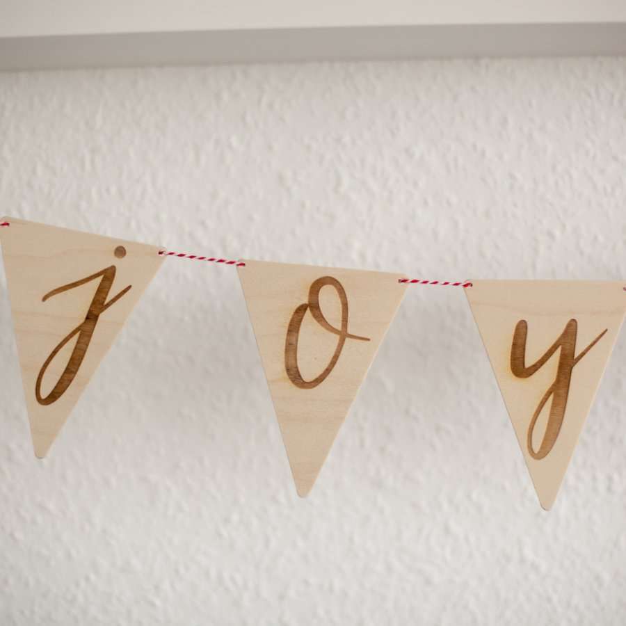 *joyful*-Wimpelgirlande 3 Himmlische Girlande mit "Joy" Schriftzug für christliche Feiern und Anlässe.