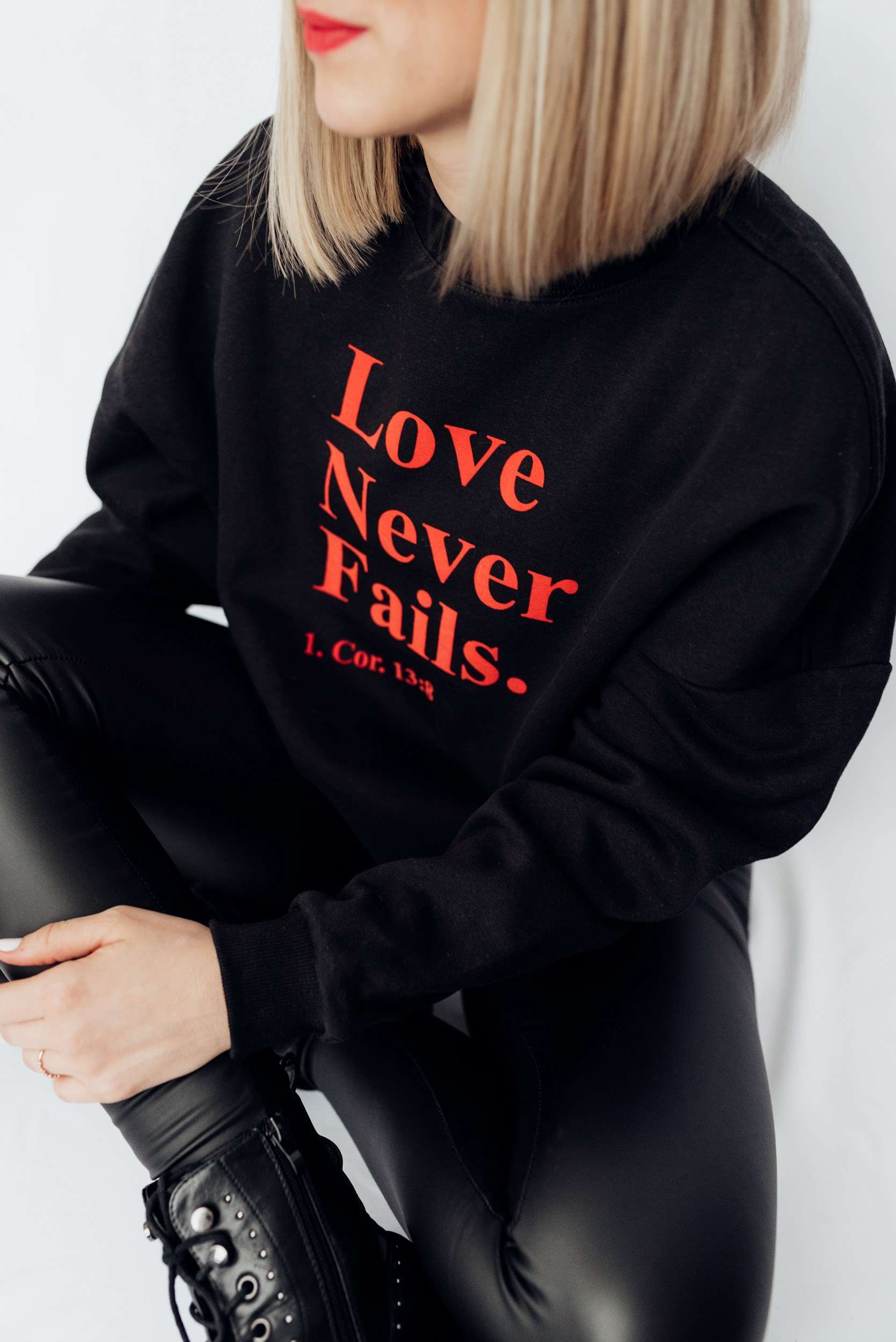 Love never fails - Oversize Sweater 8 Glaubensbekenntnis auf schwarzem Pullover mit Bibelvers 1. Korinther 13,4.