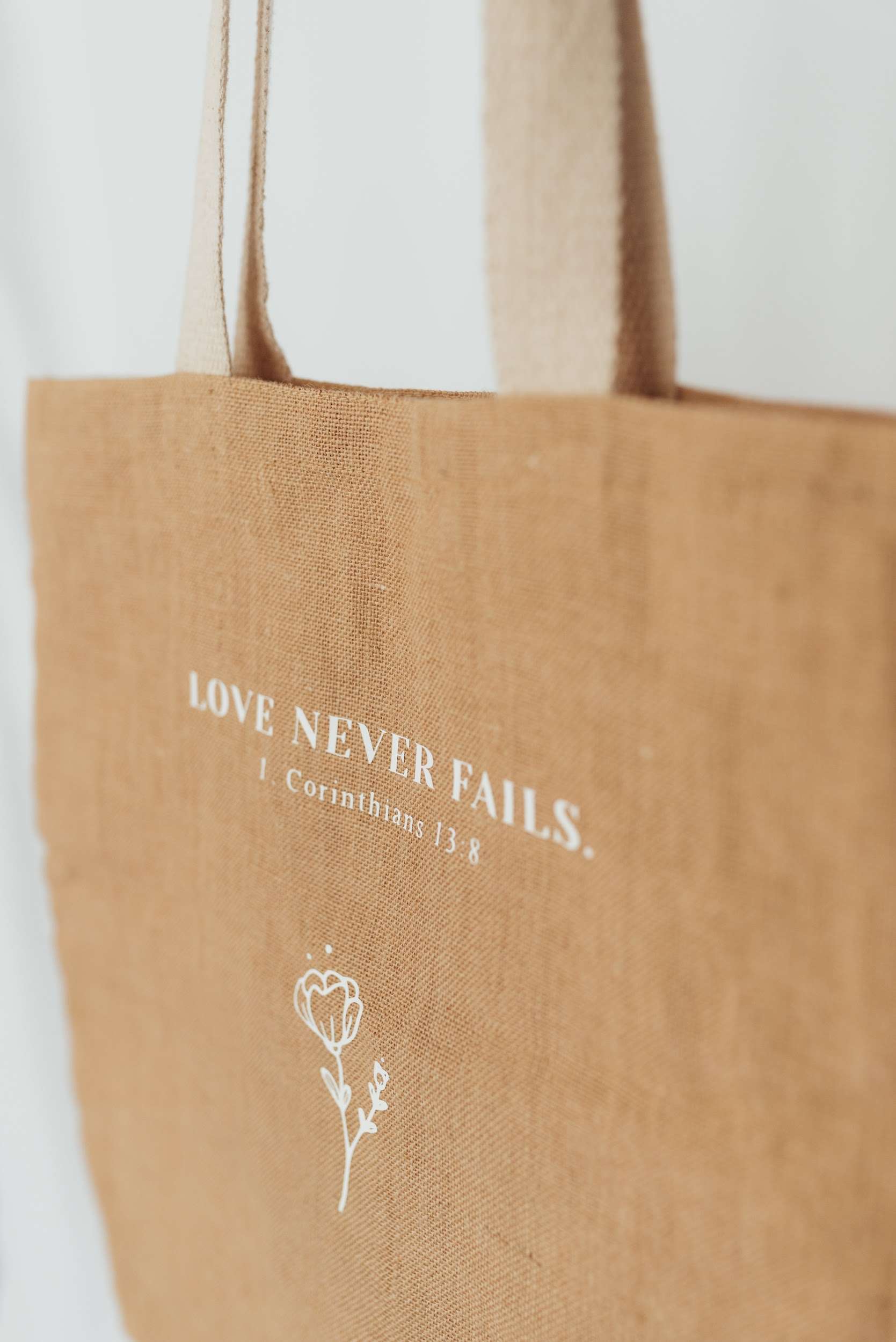 Jutetasche 'Love never fails' 2 Liebe nie scheitert Bibelzitat Einkaufstasche, christliche Mode, veganer Stoff, christlicher Shop.