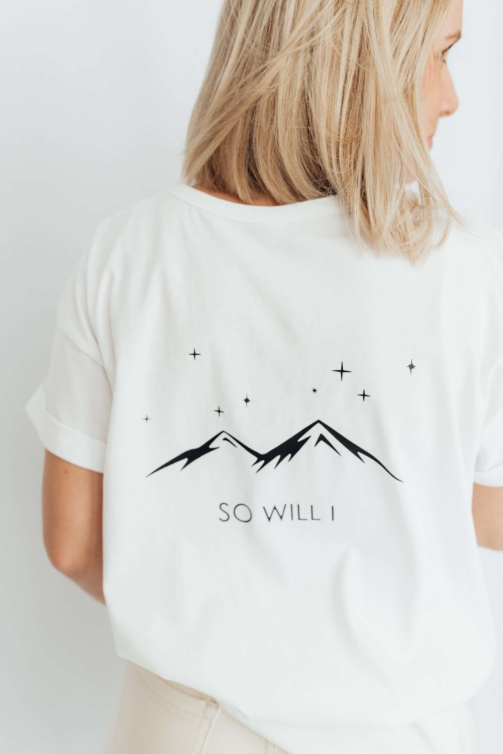 Himmlisches T-Shirt mit Bergmotiv und christlichem Schriftzug, fairer Lifestyle.