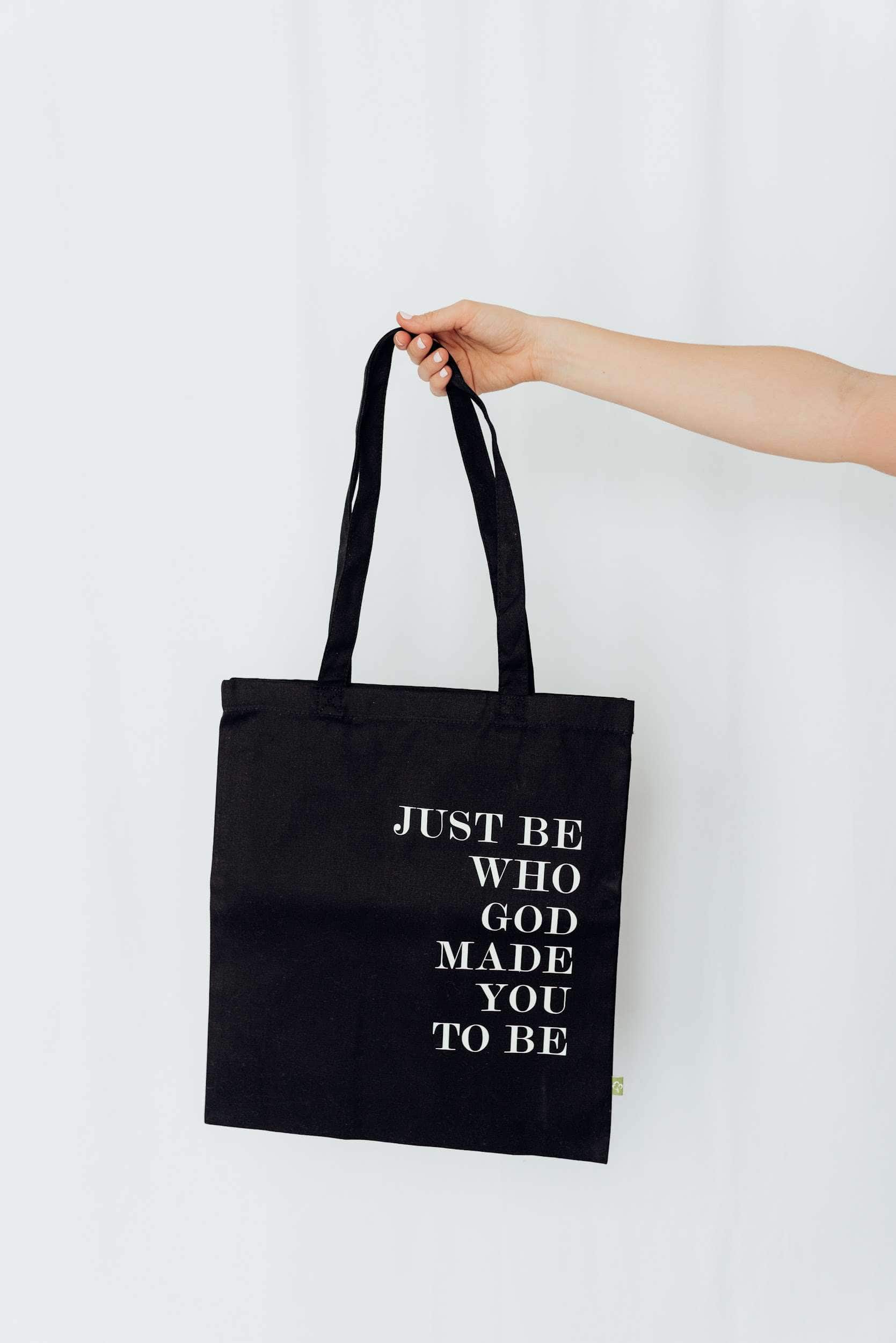 Stylische Stofftasche mit Bibelvers, nachhaltige christliche Merchandising-Produkte.