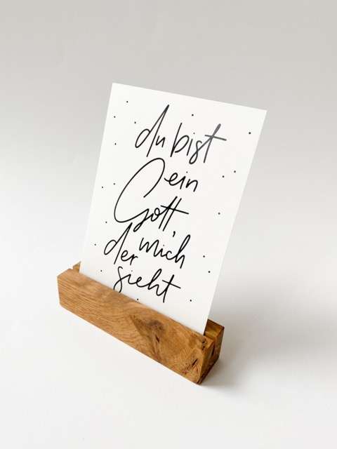 3er Set Jahreslosung Postkarte DIN A6 | 1. Mose 16:13 | Christliche Papeterie | du bist ein Gott, der mich sieht 5 Gottesbild religiöse Dekoration mit Spruch auf Holzständer, christliches Wohndesign.