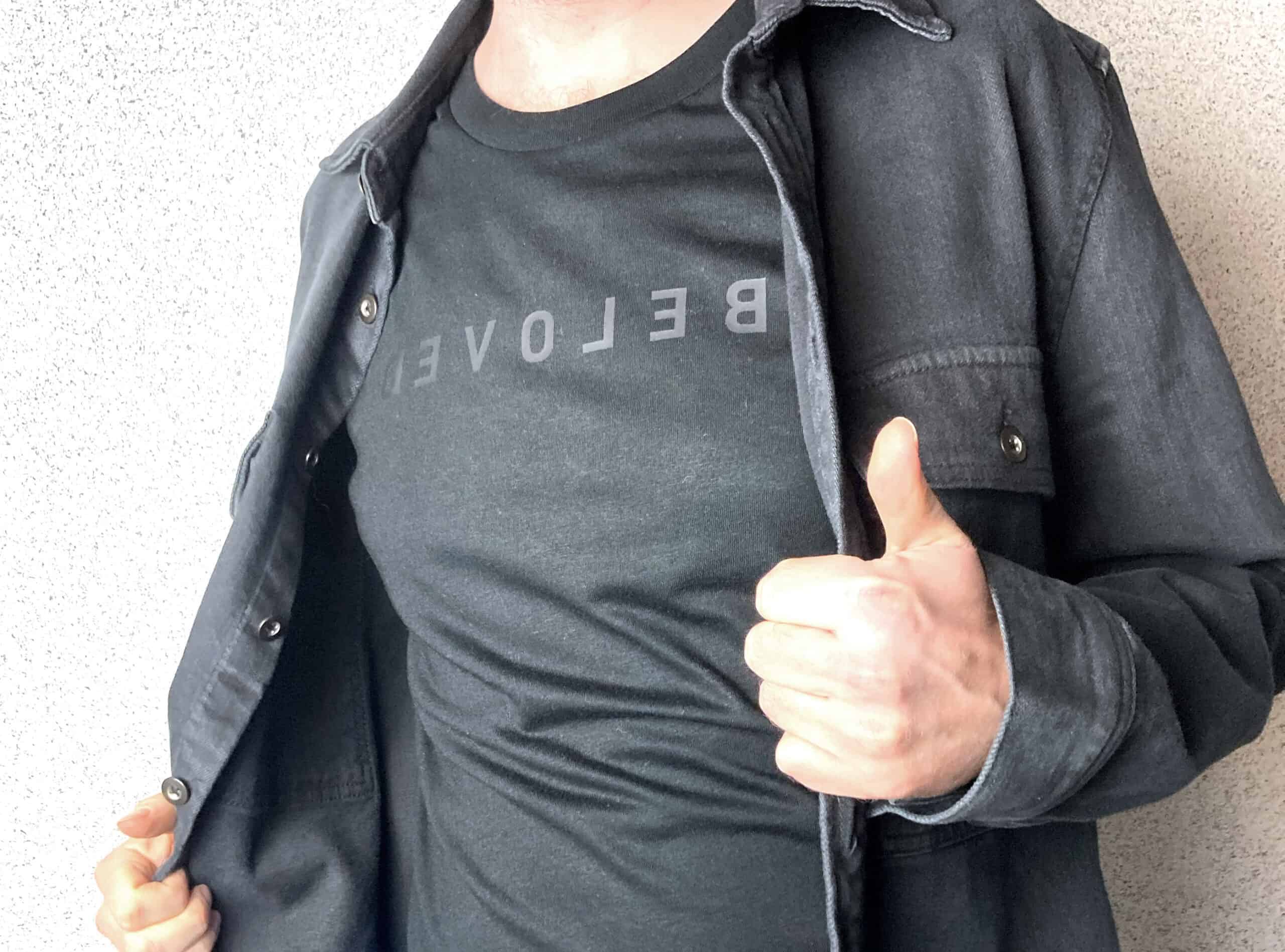 BELOVED | T-Shirt | Weiß | Grau | Schwarz | Unisex | Fairwear Bio-Baumwolle 17 Modischer Christliche Marken-Shirt mit Logo, ideal für Glaubensbekundungen.