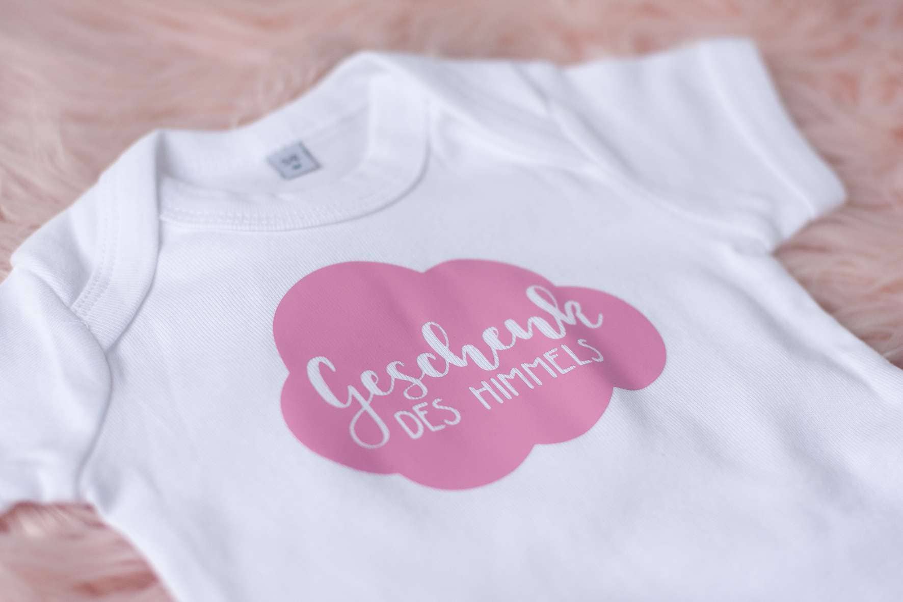 Babybody "Geschenk des Himmels" kurzarm 13 Geschenk des Himmels T-Shirt mit pinkem Wolken-Design, christliches Geschenk.