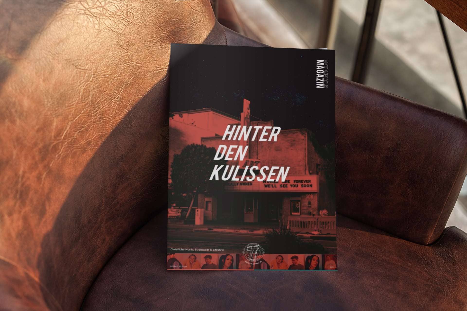 7evenstyle Magazin - Hinter den Kulissen 2 Moderne christliche Streetwear-Zeitschrift auf braunem Ledersofa.