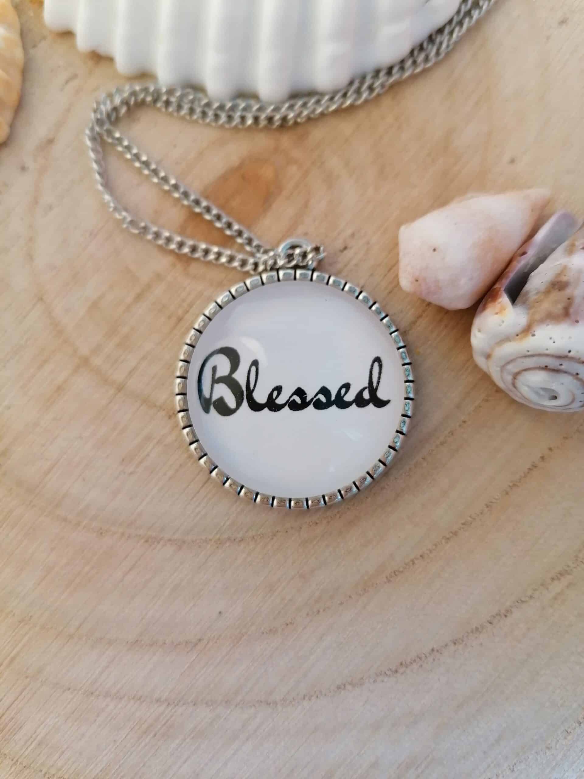 Halskette mit "Blessed" Anhänger, christliches Schmuckstück, modernes Design, Geschenkidee.