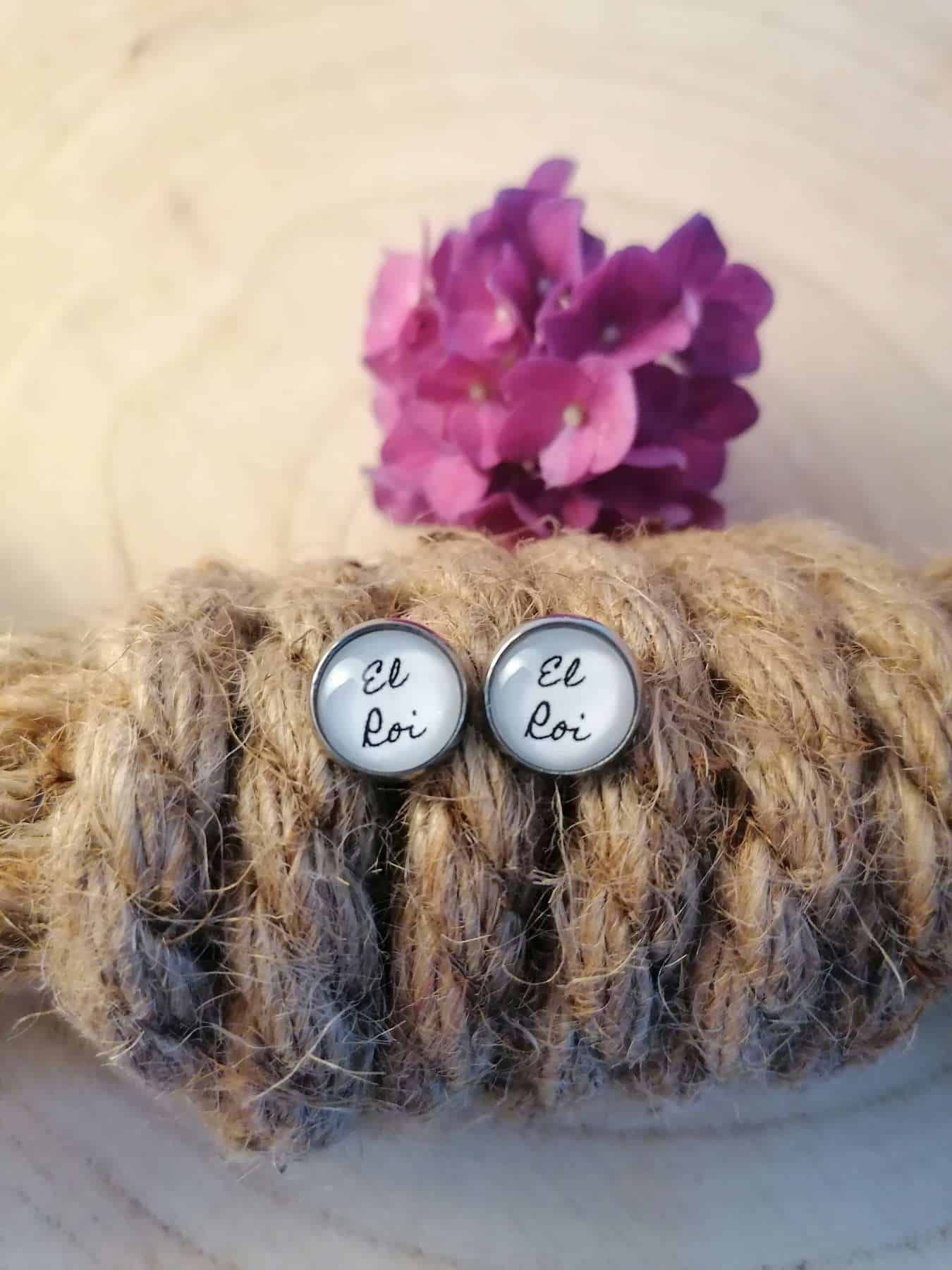 Ohrstecker El Roi 4 Handgemachte Ohrringe mit "El loye" Schriftzug, christliches Schmuckstück, perfekt für Gläubige.