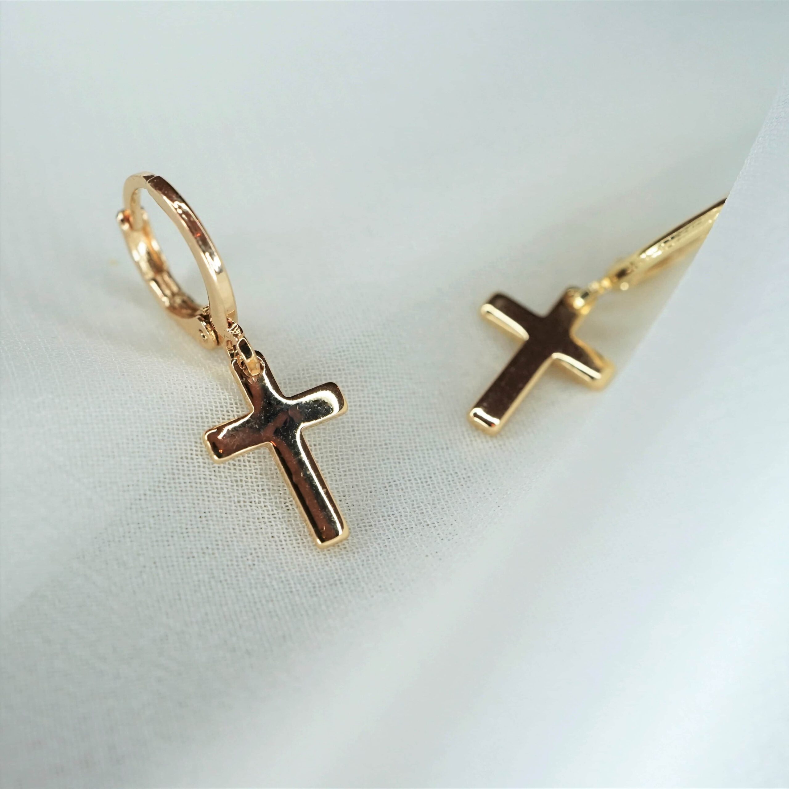 Faith | Christliche Hoops – 18k Gold beschichtet – Messingkern – 30mm Länge – handgemacht 1 Goldene Kreuz-Ohrringe, christliches Schmuckdesign, Modeaccessoires für Christen.