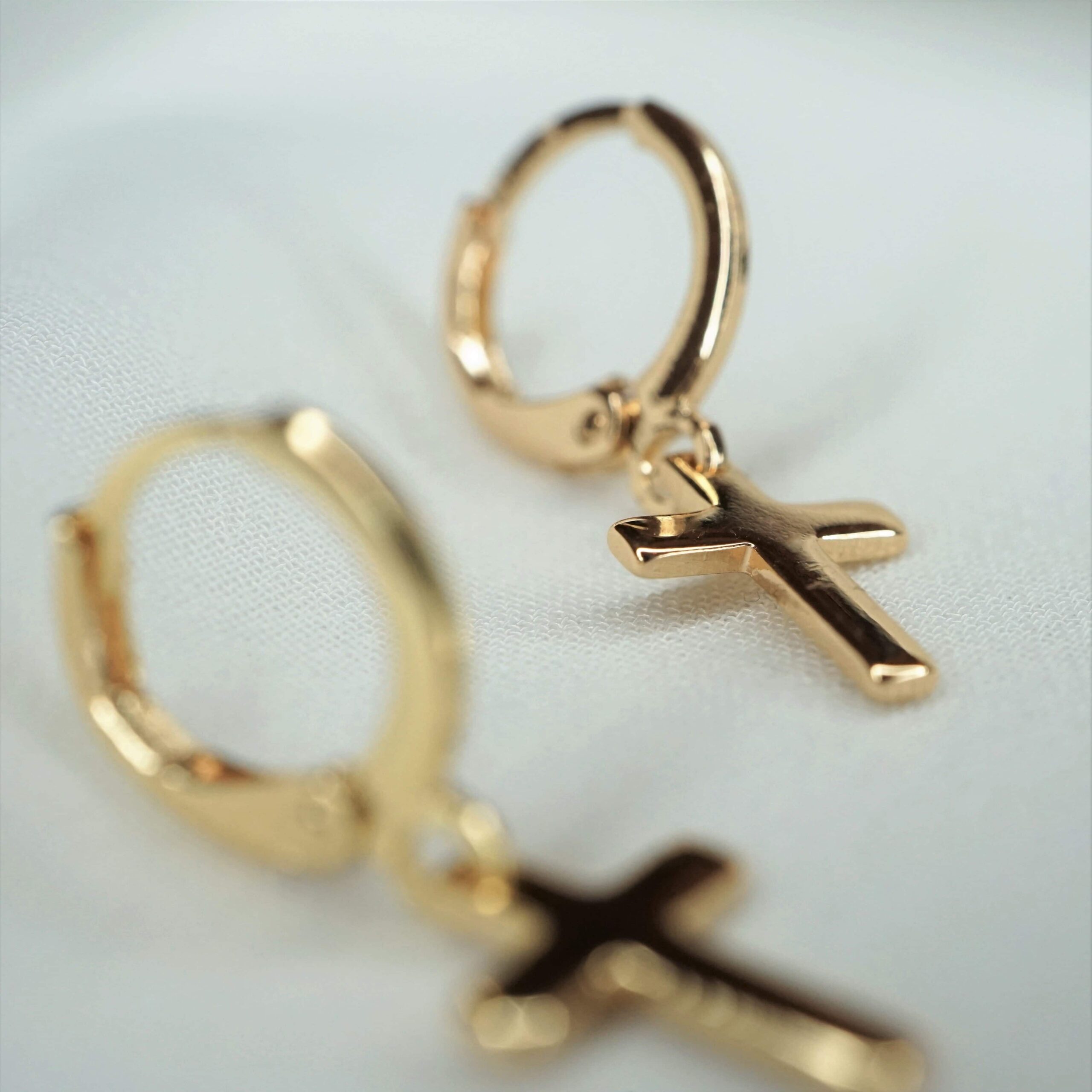 Faith | Christliche Hoops – 18k Gold beschichtet – Messingkern – 30mm Länge – handgemacht 2 Goldene Kreuz-Ohrringe, christliches Schmuckdesign, Premium Schmuck für Gläubige, Mookho.de.