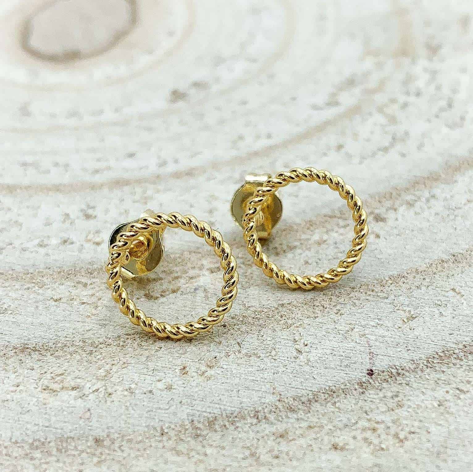 Golden Circle | Christliche Ohrstecker | 18k Gold beschichtet – 1 cm Durchmesser – nachhaltig verpackt 5 Edle goldene Kreuz-Ohrringe, christliches Schmuckdesign, Mookho.de.
