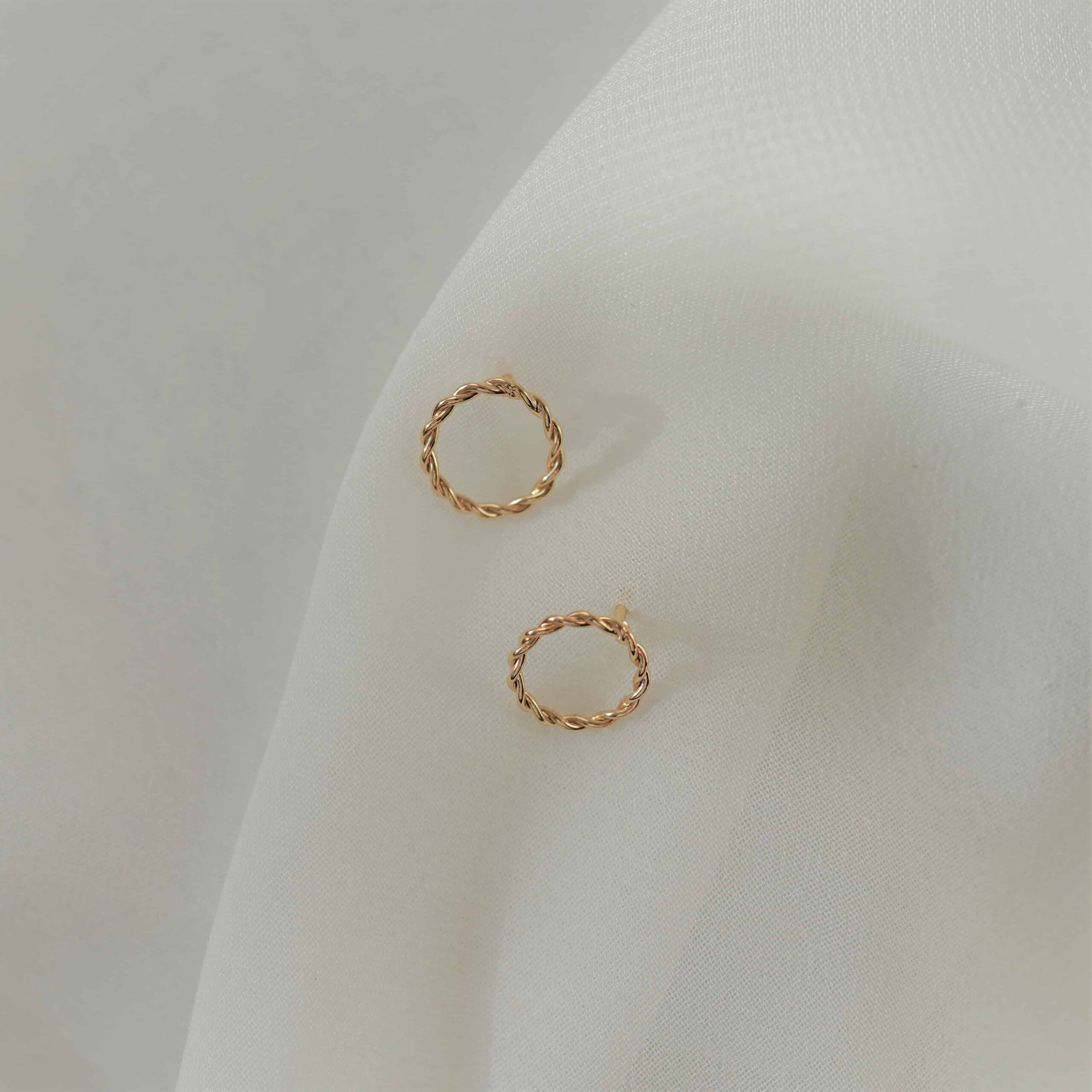 Golden Circle | Christliche Ohrstecker | 18k Gold beschichtet – 1 cm Durchmesser – nachhaltig verpackt 2 Elegante goldene Kreolen mit Zopfdesign, christliche Schmuckmarke, Mookho.de.