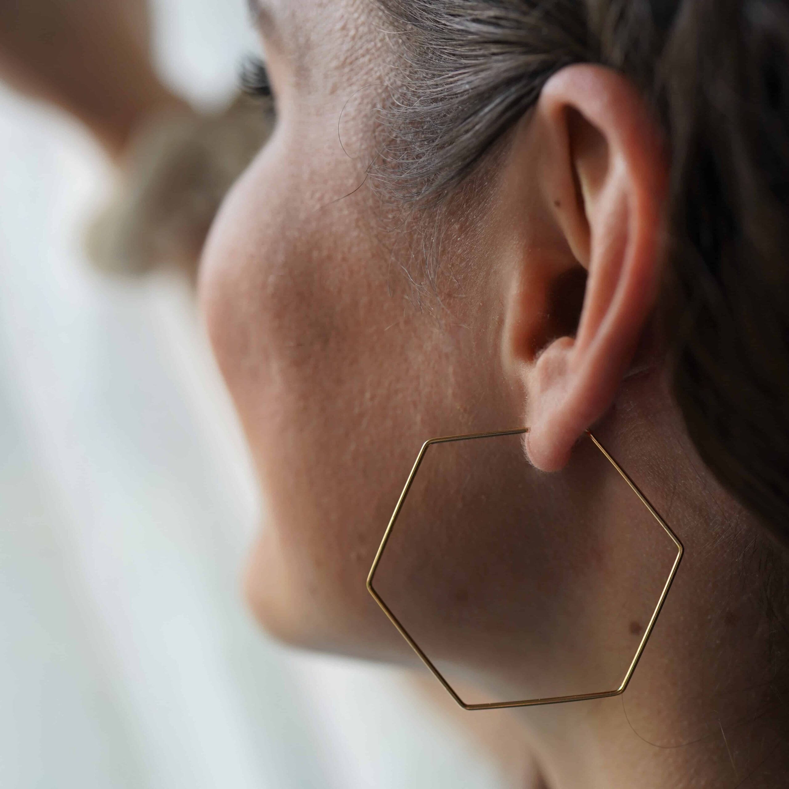 Jiska | Christliche Creole – 18k Gold beschichtet – gold/silber – nachhaltig verpackt 10 Moderne Goldohringe und natürliche Haut, Christliche Schmuckmode für Frauen.