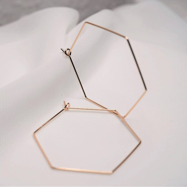 Modernes goldenes Hexagon-Armband, christliche Schmuckaccessoire für Damen.