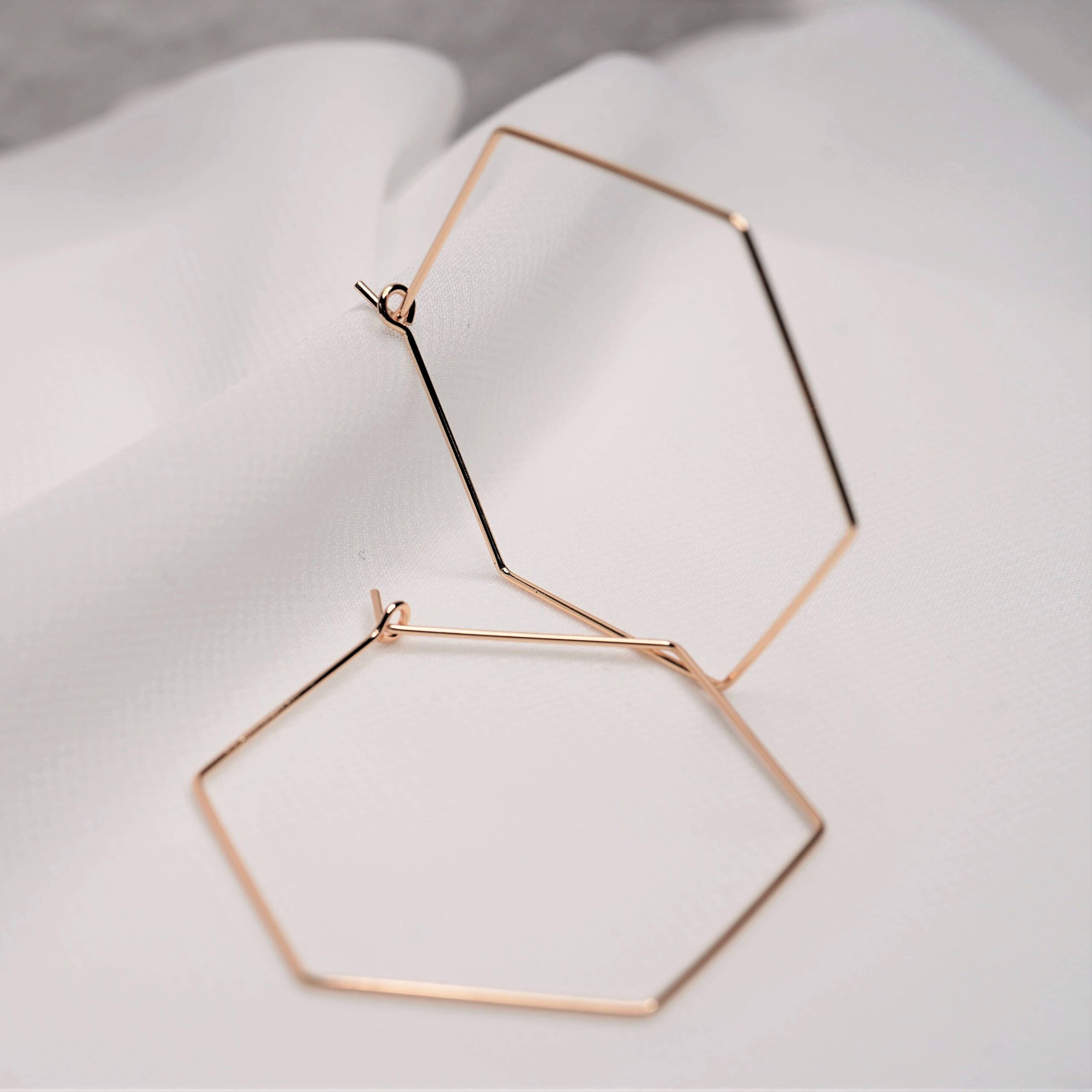 Jiska | Christliche Creole – 18k Gold beschichtet – gold/silber – nachhaltig verpackt 9 Modernes goldenes Hexagon-Armband, christliche Schmuckaccessoire für Damen.
