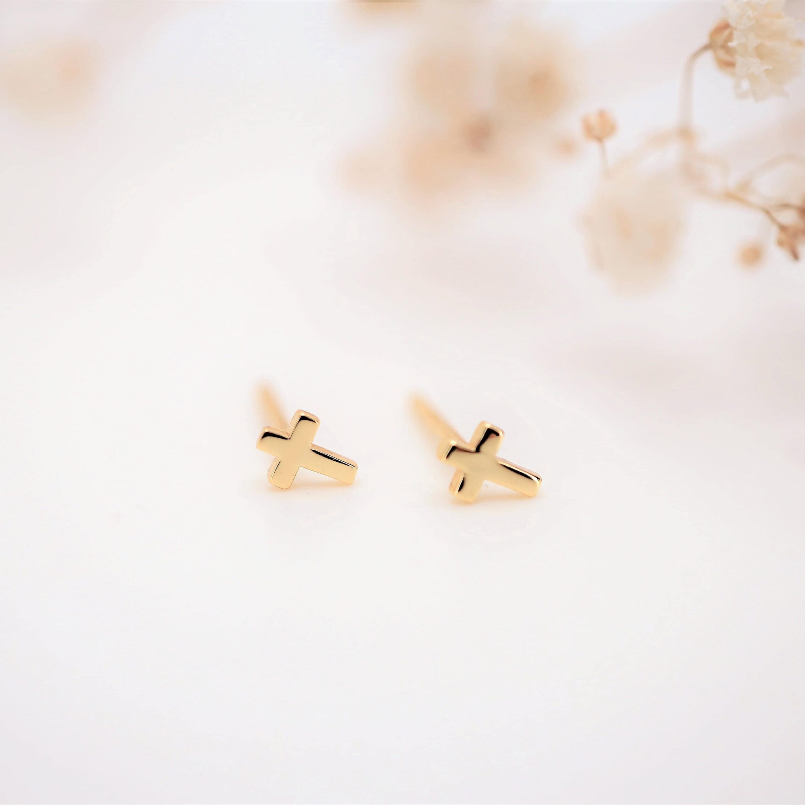 Minimalistic Cross | Christliche Ohrstecker – 925 Sterling Silber – Gold beschichtet – 5x4 mm 9 Goldene Kreuz Ohrringe auf weißem Hintergrund, christlich Schmuck, Glaube Symbol, Mookho.de.