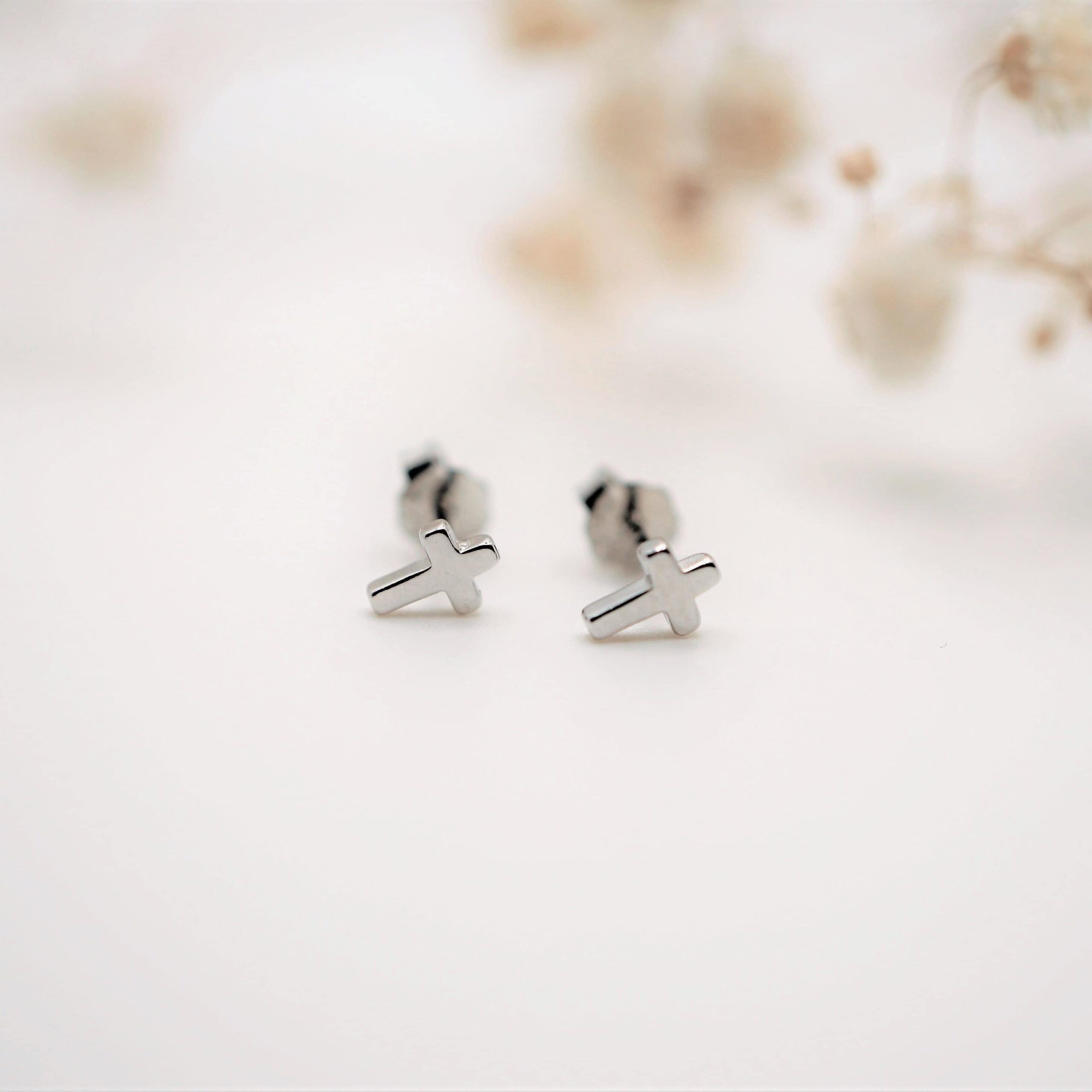 Minimalistic Cross | Christliche Ohrstecker – 925 Sterling Silber – Gold beschichtet – 5x4 mm 7 - Silberne Kreuz-Ohrringe für christlichen Schmuck, Modeaccessoire, christliche Geschenke.