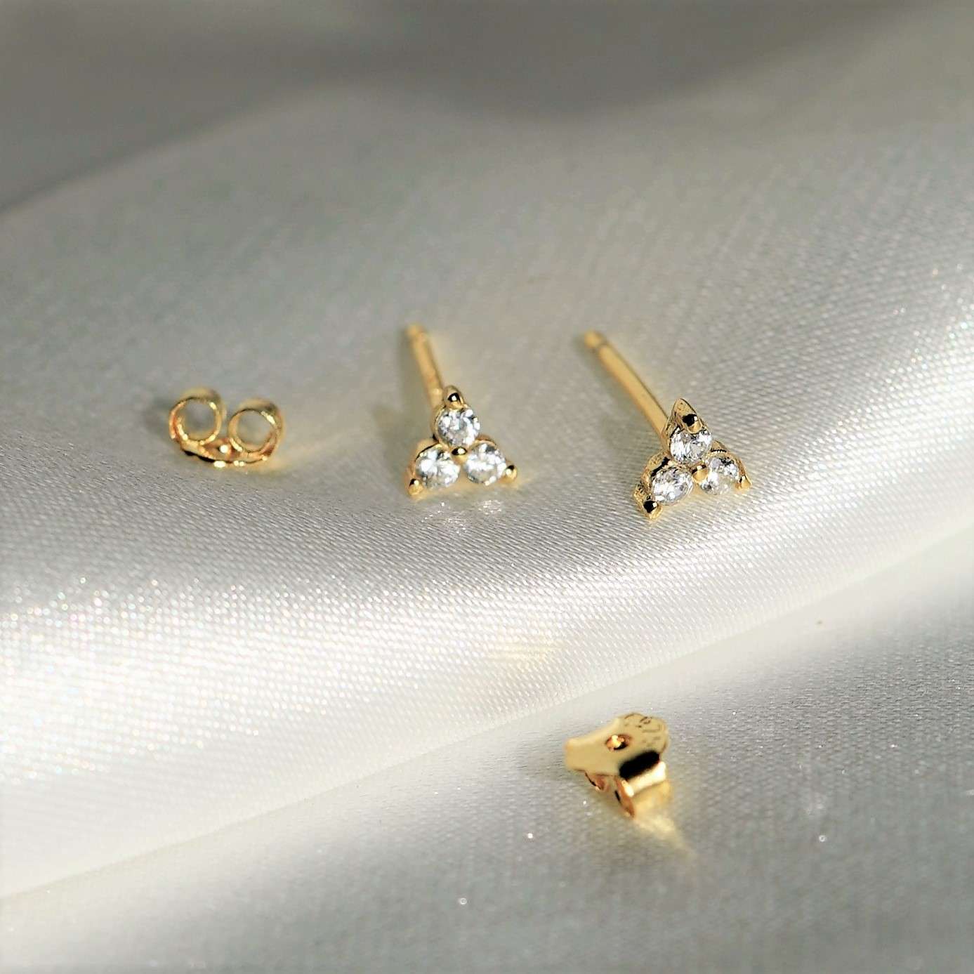 Trinity | Christliche Ohrstecker | 925 Sterling Silber vergoldet – 4x4 mm – nachhaltig verpackt 15 Elegante Goldschmuck mit kleinen Diamanten, christliche Mode, christliches Geschenk.