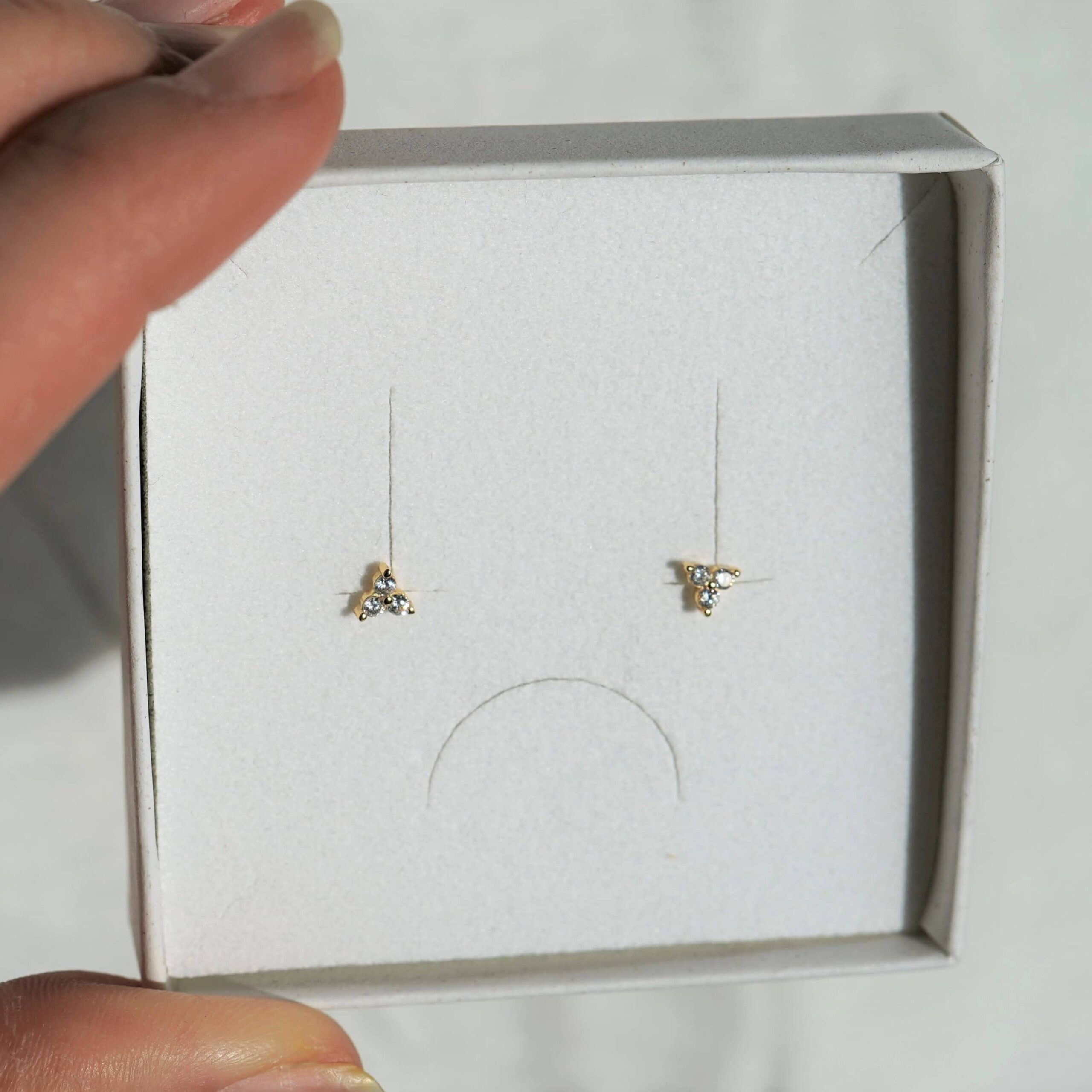 Trinity | Christliche Ohrstecker | 925 Sterling Silber vergoldet – 4x4 mm – nachhaltig verpackt 14 Elegante christliche Ohrringe mit funkelnden Steinen, passend für religiöse Anlässe.