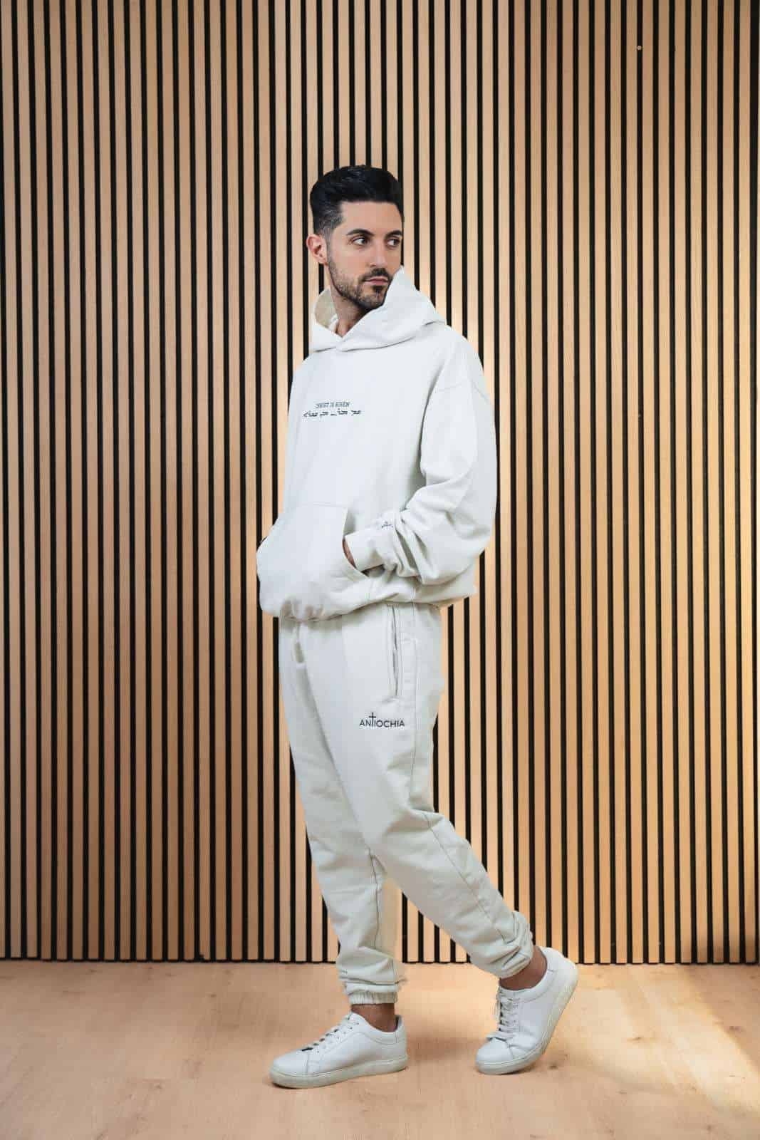 Hoodie Oversize - "Christ is risen" 18 Moderner christlicher Mode-Look mit weißem Hoodie und Jogginghose, stilvoll & bequem.