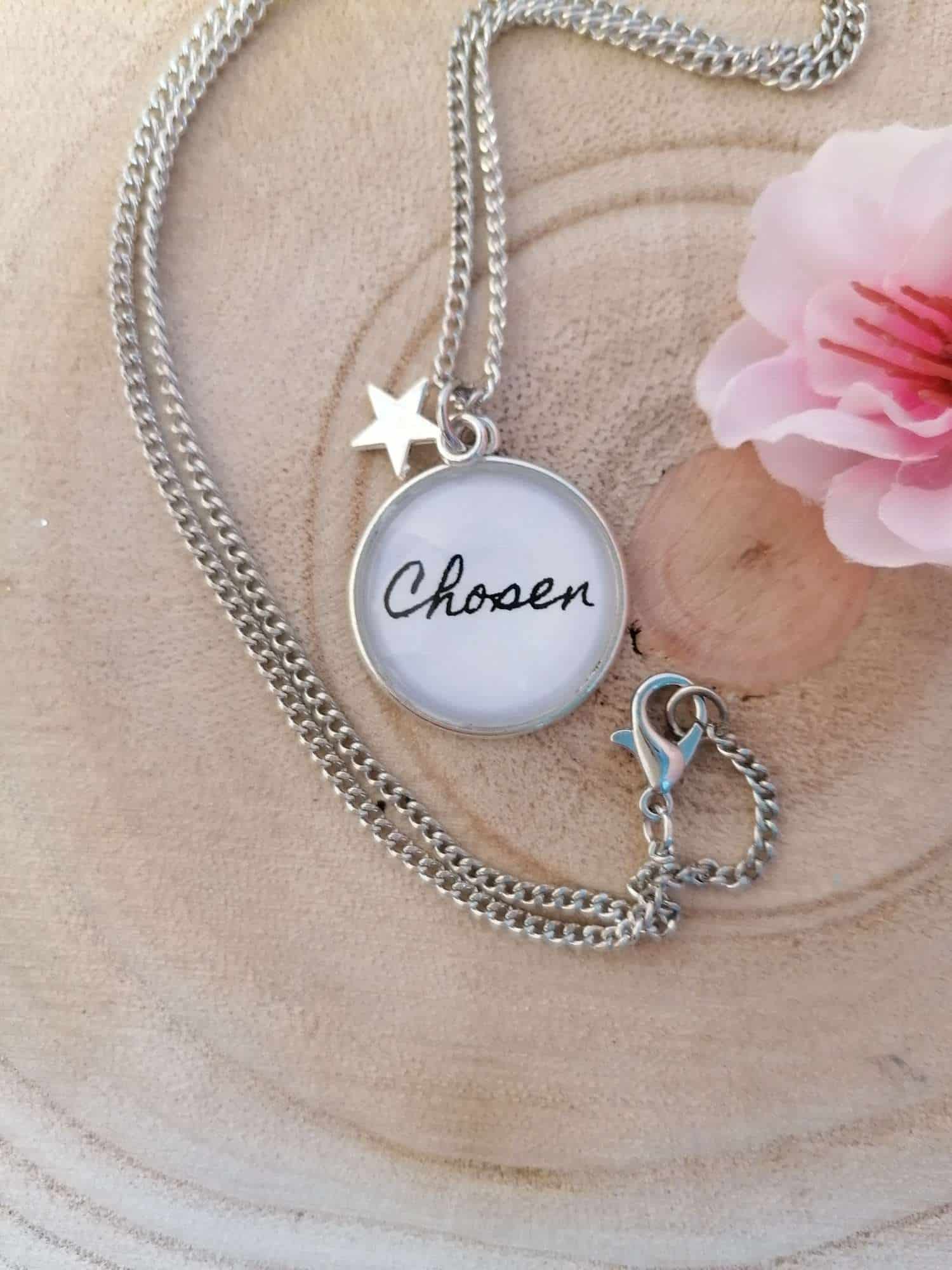 Halskette mit Anhänger mit "Chosen" Schriftzug, christliches Schmuckstück, Gedenkaccessoire.
