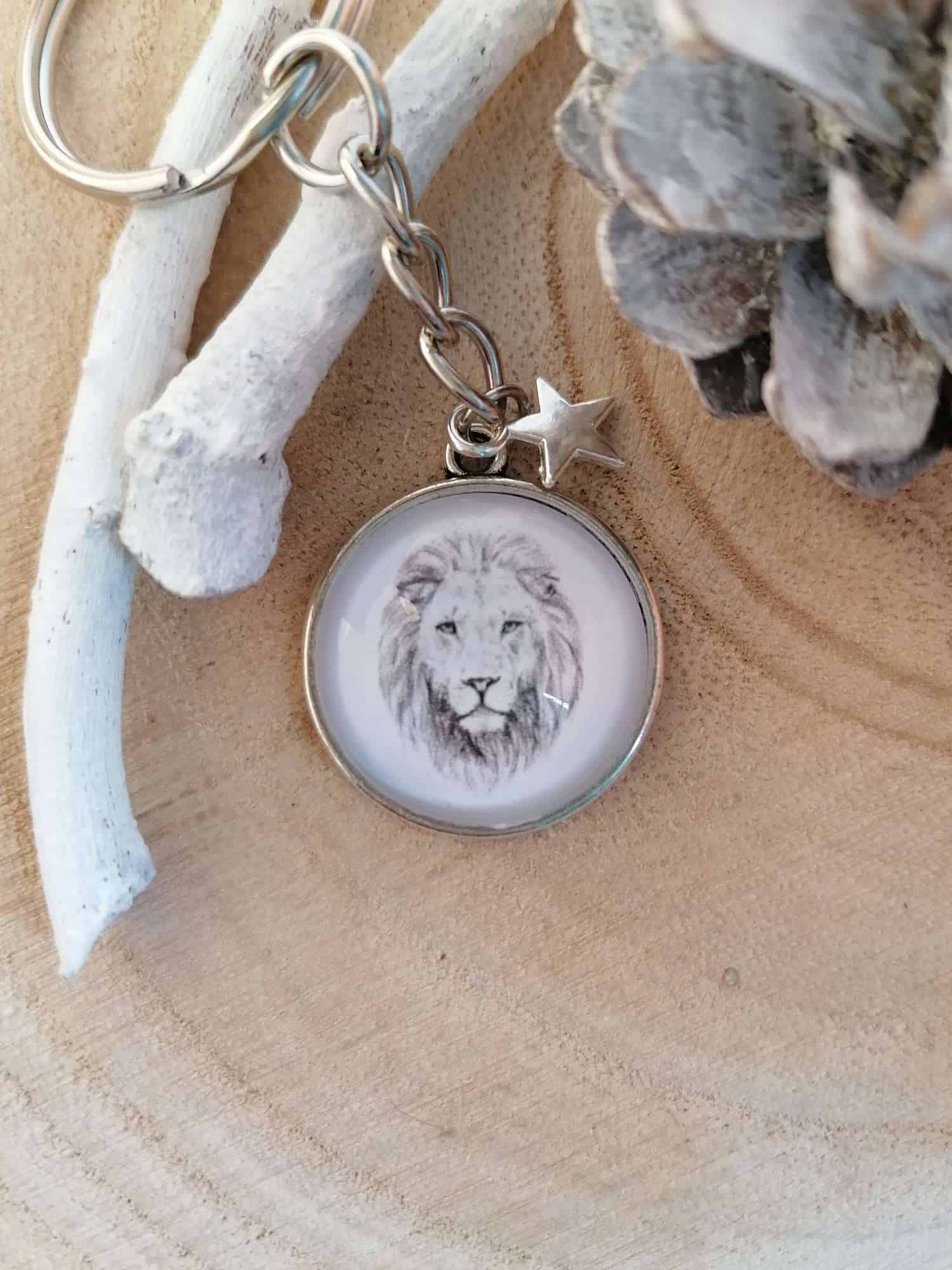 Elegantes christliches Schlüsselanhänger mit Löwenmotiv und Sternanhänger, christliche Geschenkidee.