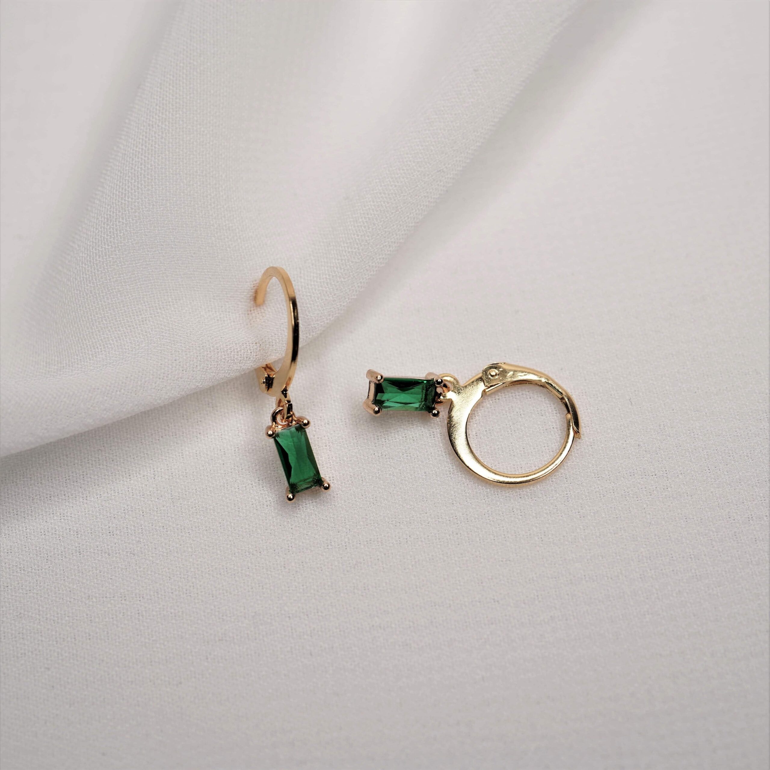 Diana | Christliche Hoops – 24k Gold beschichtet – Schmuckstein – 2mm Länge – nachhaltig verpackt 17 Elegante Ohrringe mit grünen Kristallen, christliches Schmuck-Design, Geschenkidee.