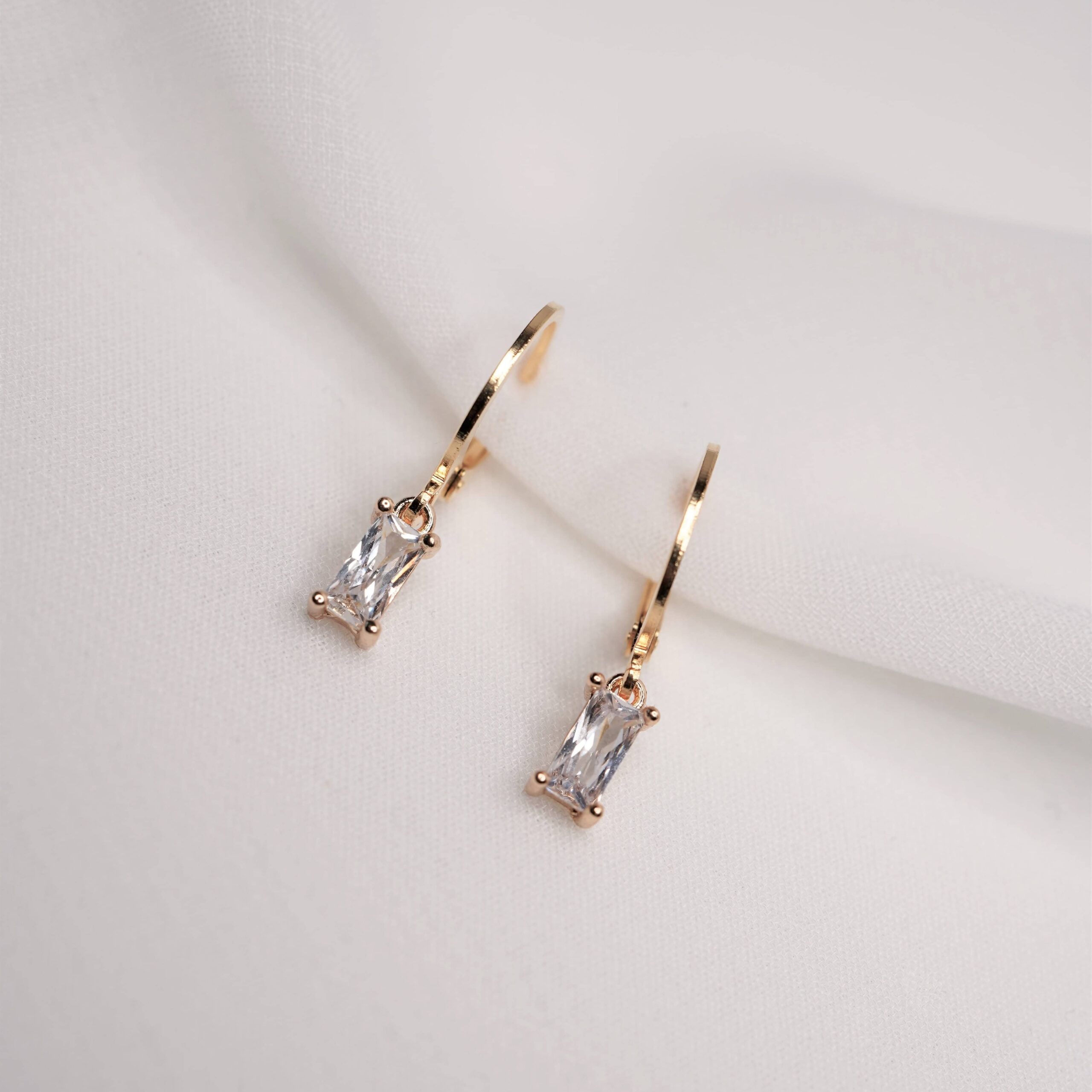 Diana | Christliche Hoops – 24k Gold beschichtet – Schmuckstein – 2mm Länge – nachhaltig verpackt 16 Elegante Goldohrringe mit Zirkoniasteinen, christliche Schmuckaccessoire.