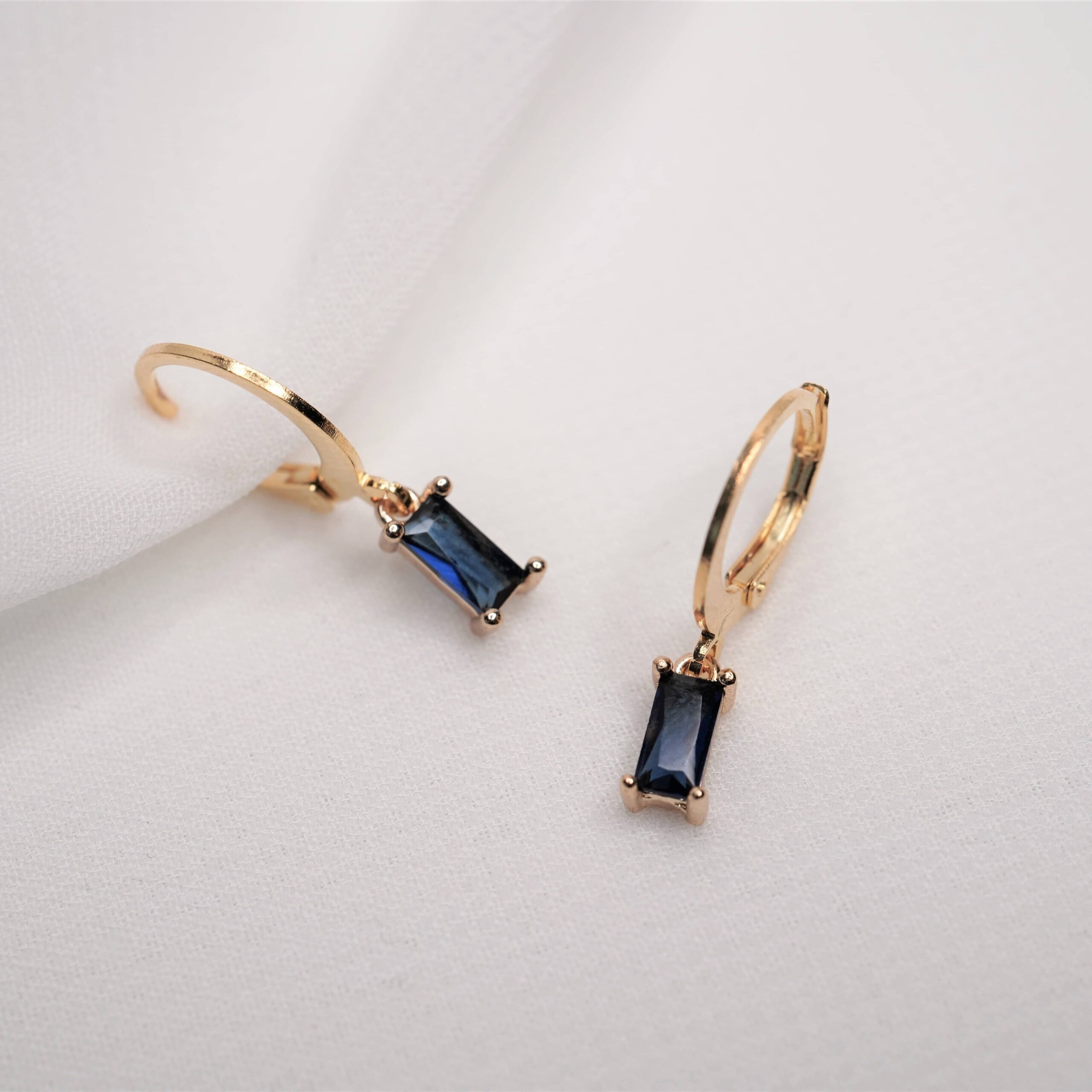 Diana | Christliche Hoops – 24k Gold beschichtet – Schmuckstein – 2mm Länge – nachhaltig verpackt 15 Schmuck für Christen, elegante Gold-Ohrringe mit blauer Schmucksteinen, christliche Mode.