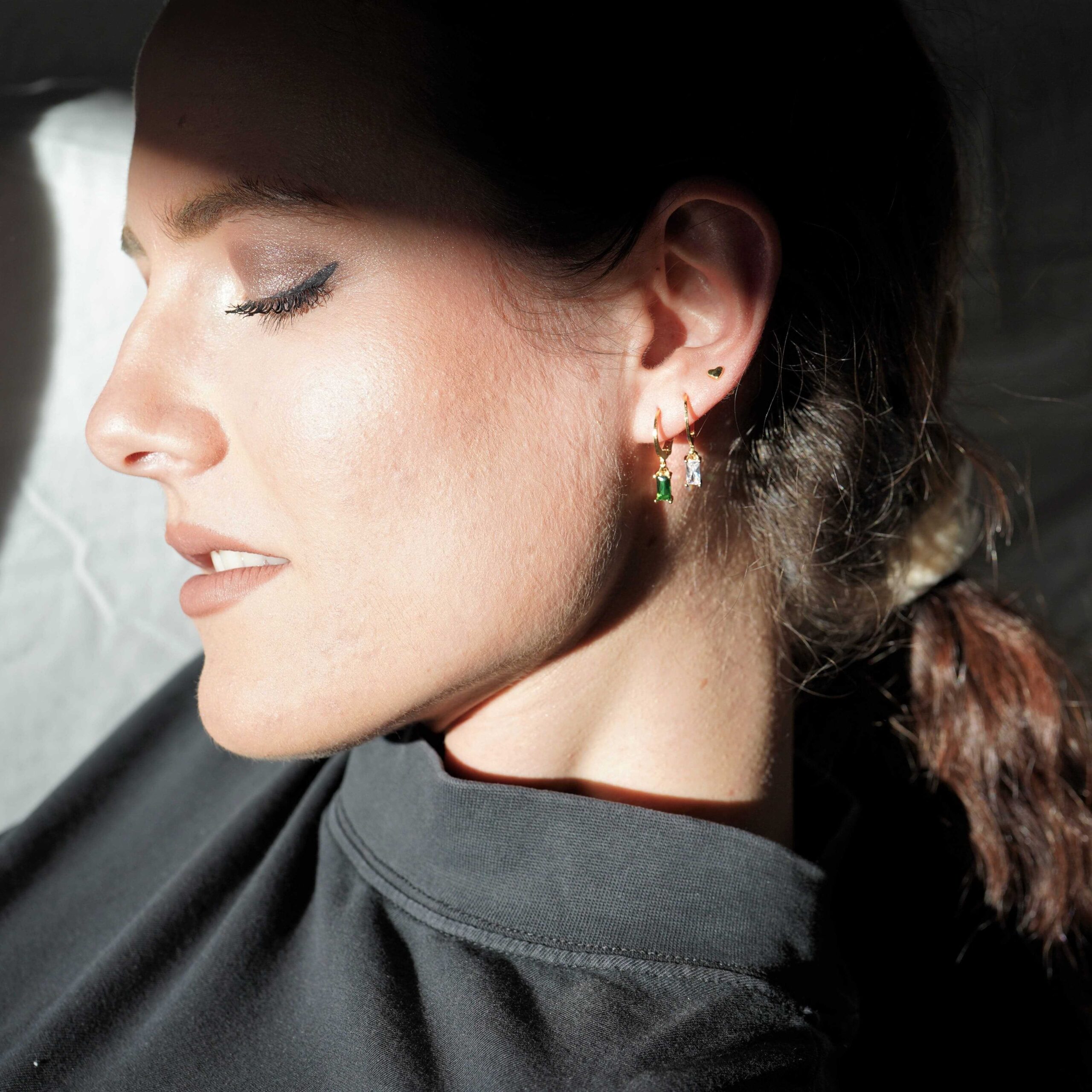 Diana | Christliche Hoops – 24k Gold beschichtet – Schmuckstein – 2mm Länge – nachhaltig verpackt 14 Elegante Frau trägt christliche Schmuckstücke, Ohrringe mit Edelsteinen, Modeaccessoire.