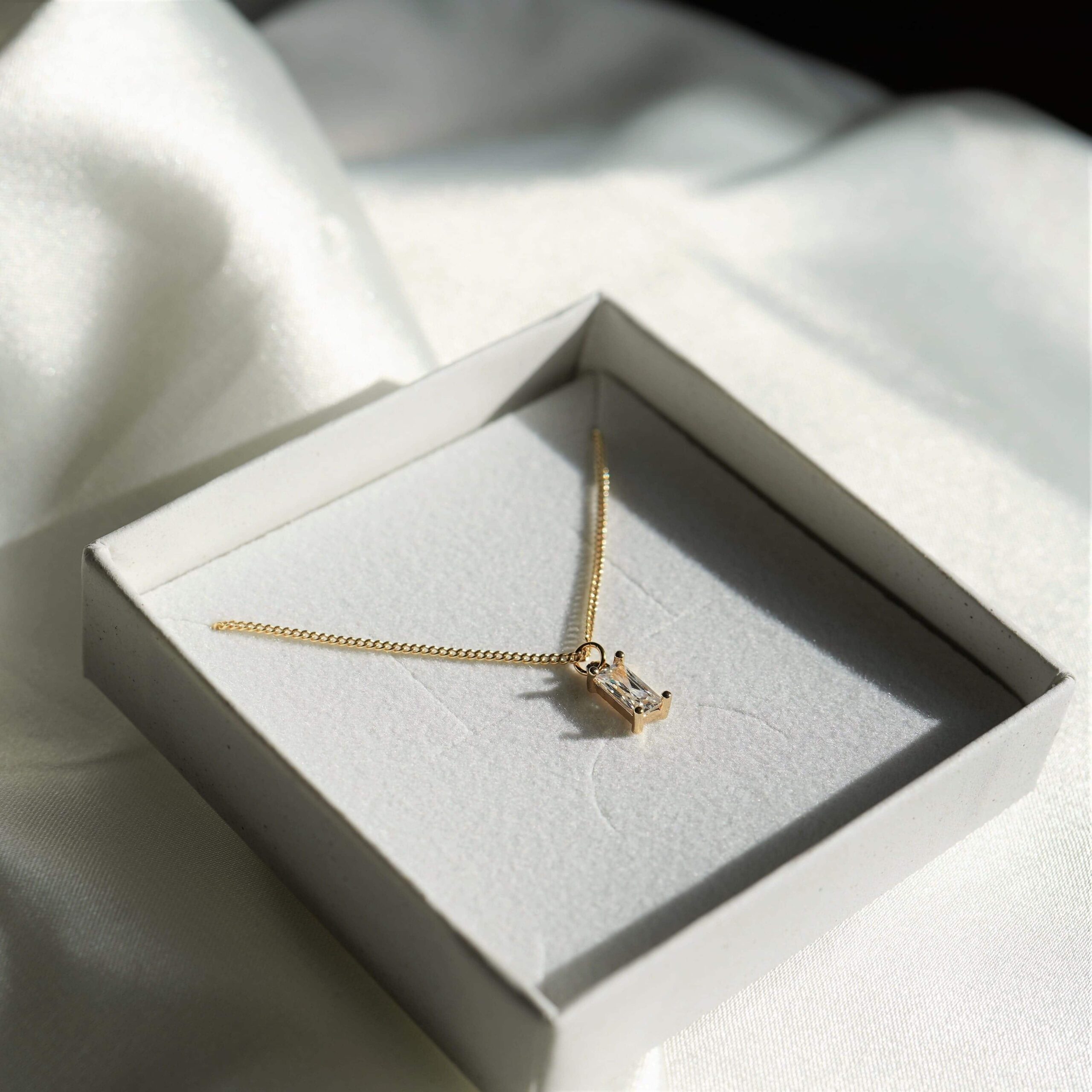 Diana | Christliche Kette – 925 Sterling Silber – 45 cm Kette – 24k Doublé-Vergoldung 9 Hochwertiger christlicher Schmuck mit Kristallanhänger in Geschenkbox.