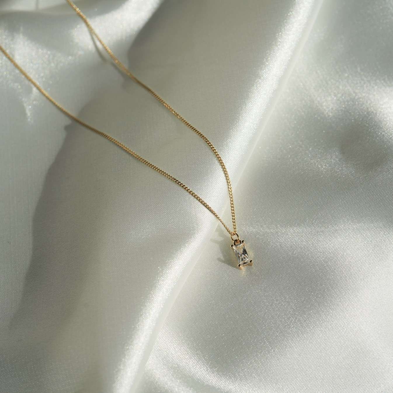Diana | Christliche Kette – 925 Sterling Silber – 45 cm Kette – 24k Doublé-Vergoldung 7 Funkelnder goldener Kettenanhänger mit Schmuck auf glänzendem Satinstoff.