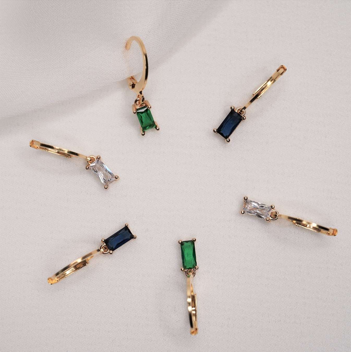 Diana | Christliche Hoops – 24k Gold beschichtet – Schmuckstein – 2mm Länge – nachhaltig verpackt 13 Schmuck mit bunten Edelsteinen, Christliche Accessoires, Gold- und Silberschmuck, Christliche Marken online.