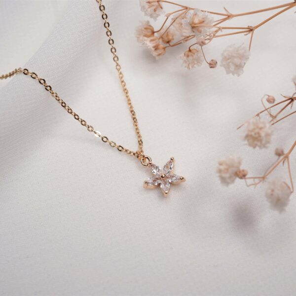 Hochwertiger christlicher Schmuck mit Blumenanhänger, elegant und bedeutungsvoll.