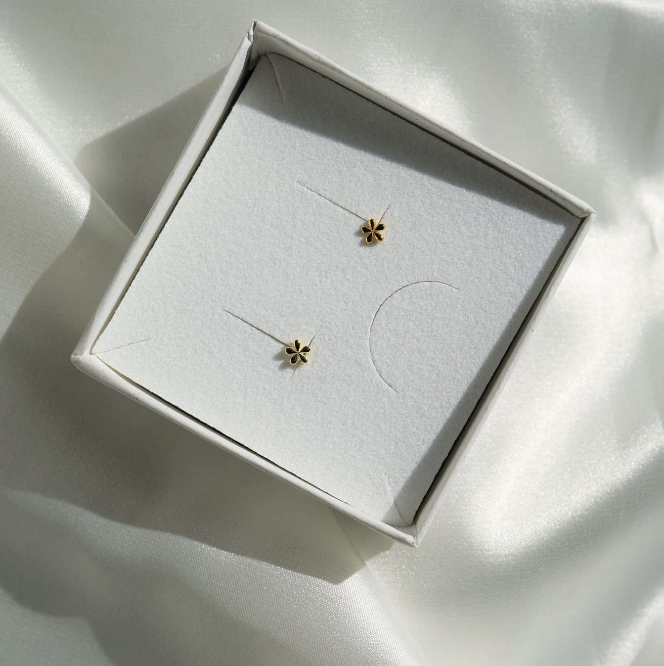 Fleur Mini | Christliche Ohrstecker – 925 Sterling Silber – Gold beschichtet – 4x4 mm 16 Kleinrotes Kreuz-Ohrringe, christliches Schmuckstück, Geschenk für Gläubige, bedeutungsvolle Accessoire.