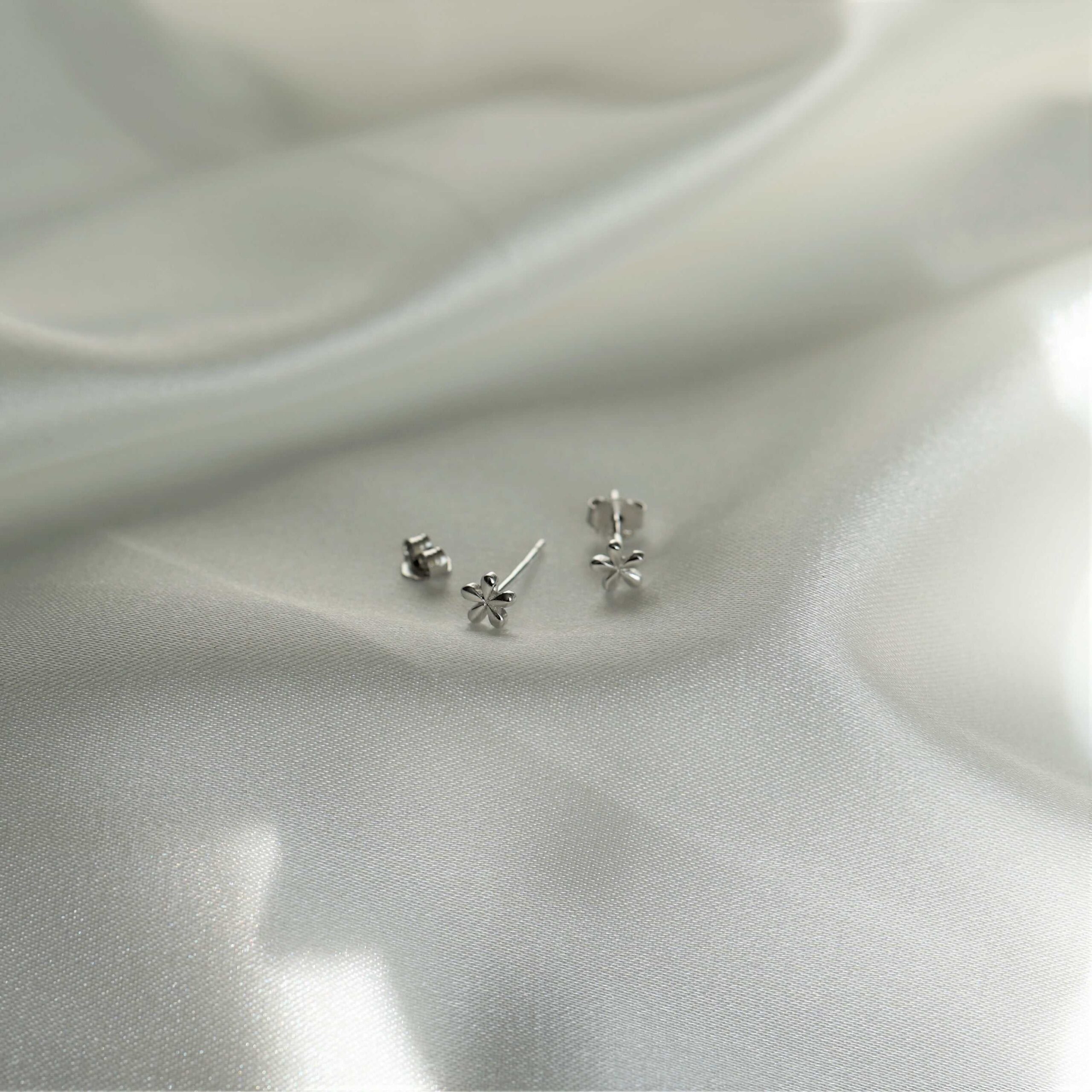 Fleur Mini | Christliche Ohrstecker – 925 Sterling Silber – Gold beschichtet – 4x4 mm 13 Hochwertige silberne Damenschmuck-Ohrringe mit Blumenmuster, christliches Design, stilvoll.