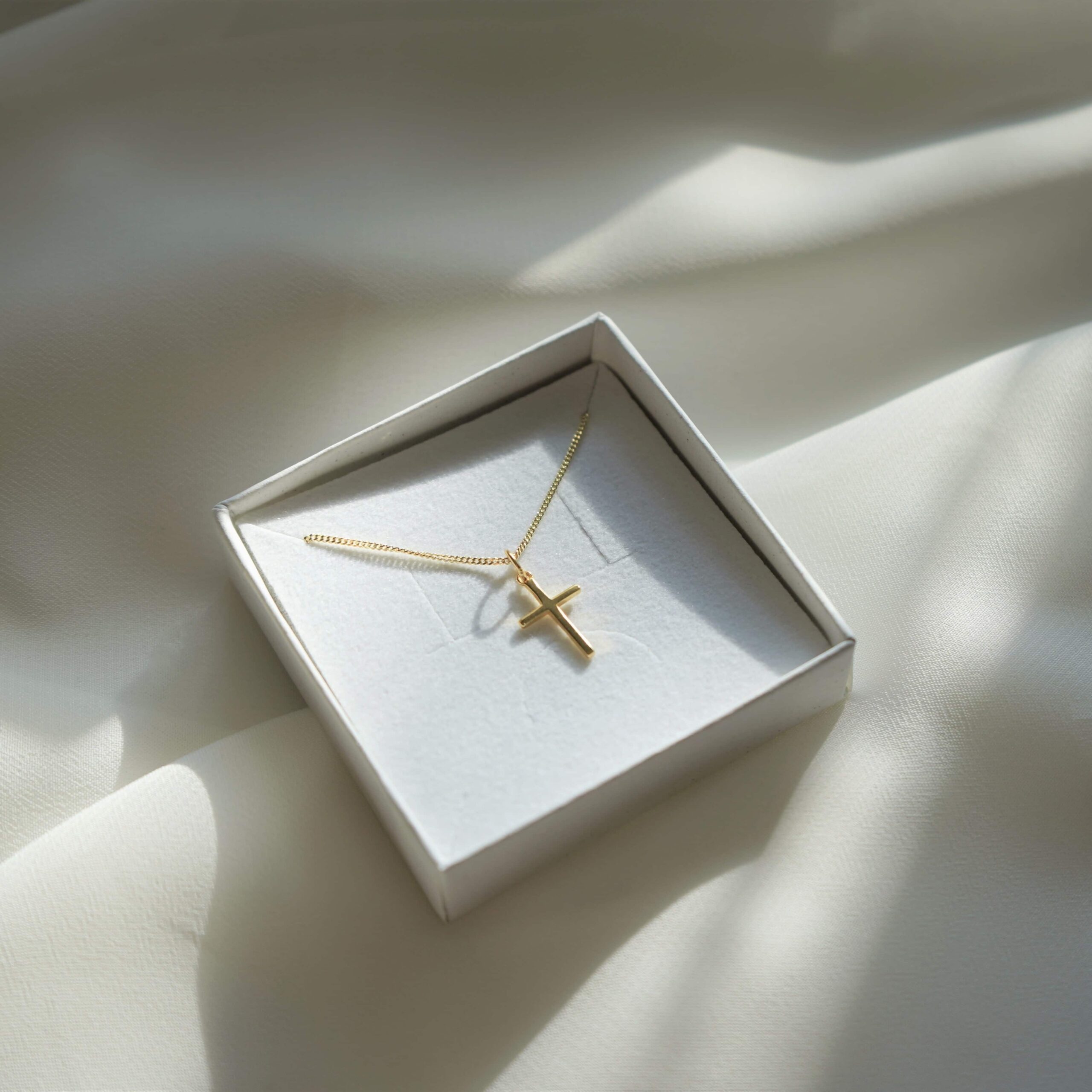 Forgiven | Christliche Kette – 925 Sterling Silber vergoldet – made in Germany 10 Gottesanbeterkette mit Kreuz Anhänger in Gold in Schmuckschachtel, christliches Schmuckstück.