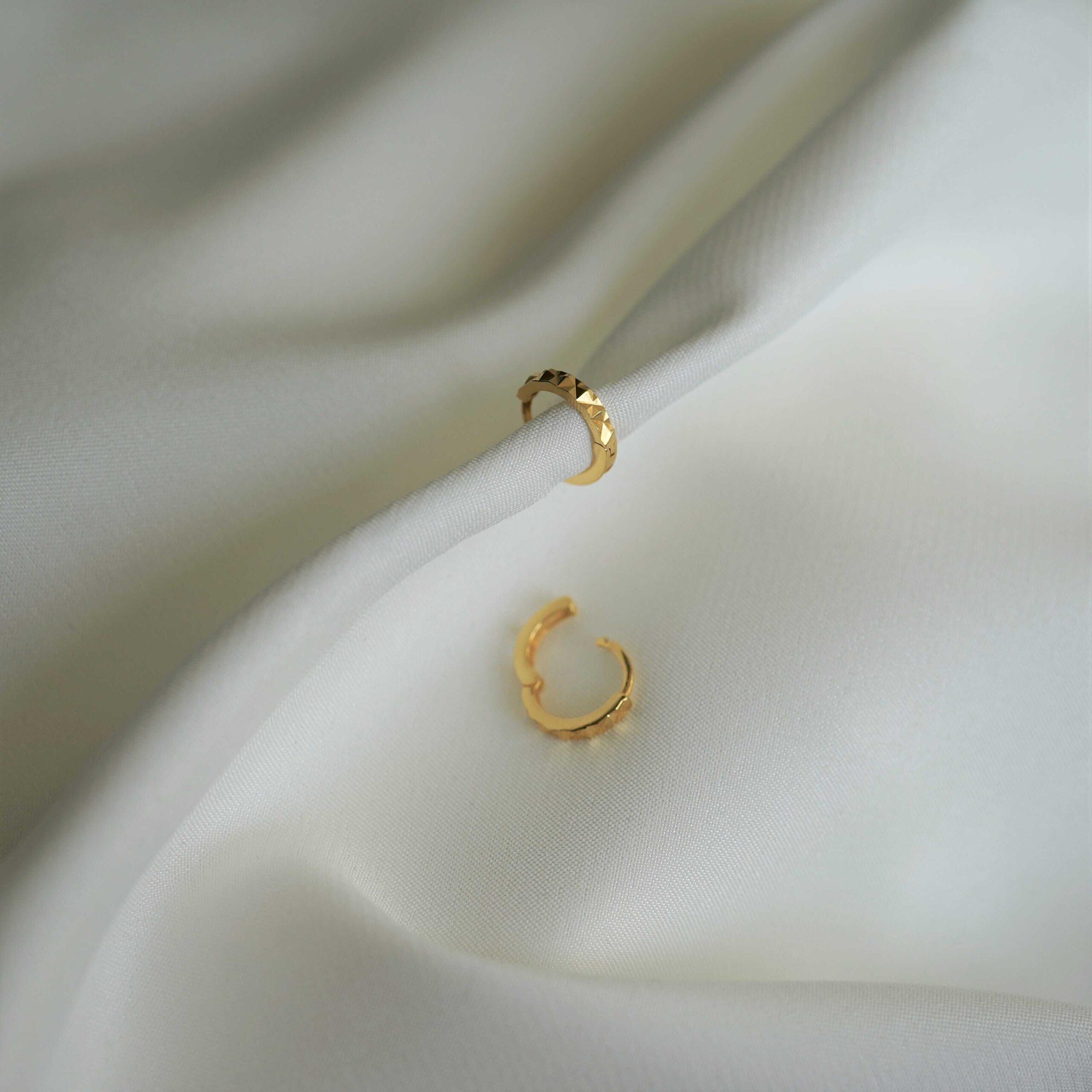 Glory | Christliche Hoops – 925 Sterling Silber vergoldet – 1cm Ohrringe 9 Goldohrringe mit Textur, elegante Accessoires für christlichen Stil.