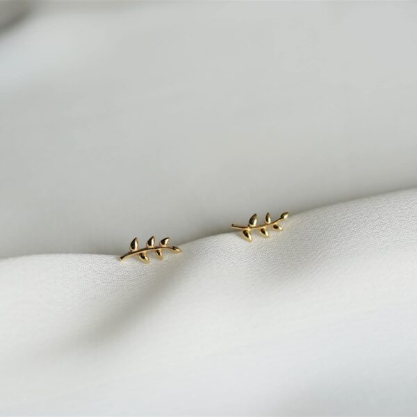 Feiner goldener Ohrring in Blattform, christliche Schmuckaccessoire, hochwertige Geschenkidee.